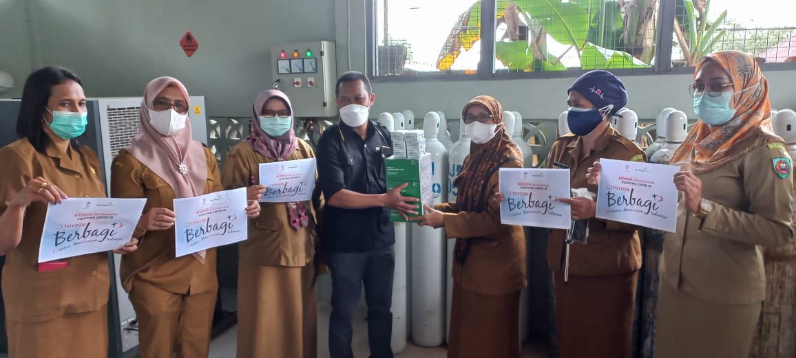 Perwakilan Media Group menyerahkan bantuan tabung oksigen ke RSUD dr Haulussy Ambon