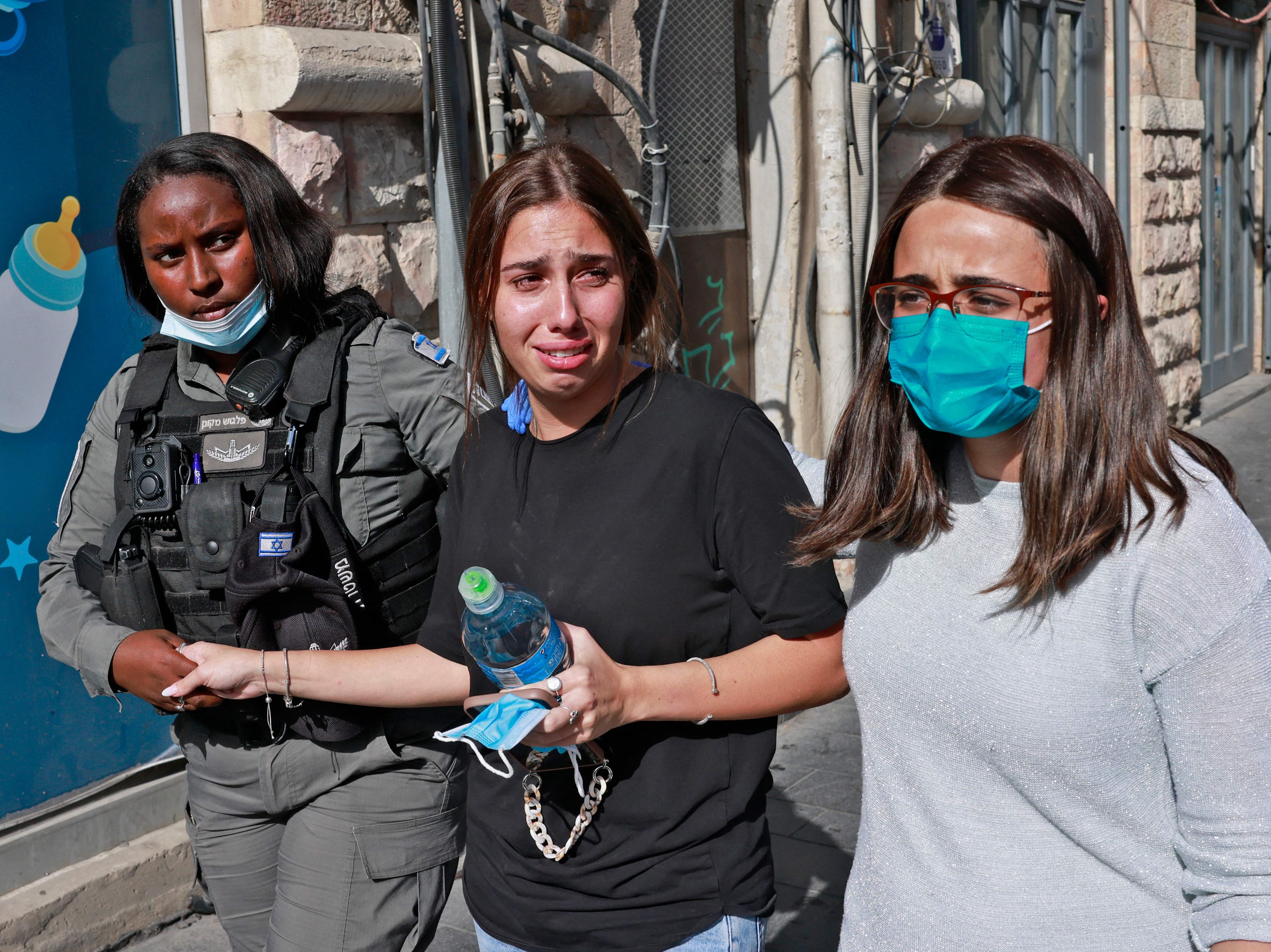 Warga Palestina Tusuk Dua Orang Israel sebelum Polisi Menembaknya