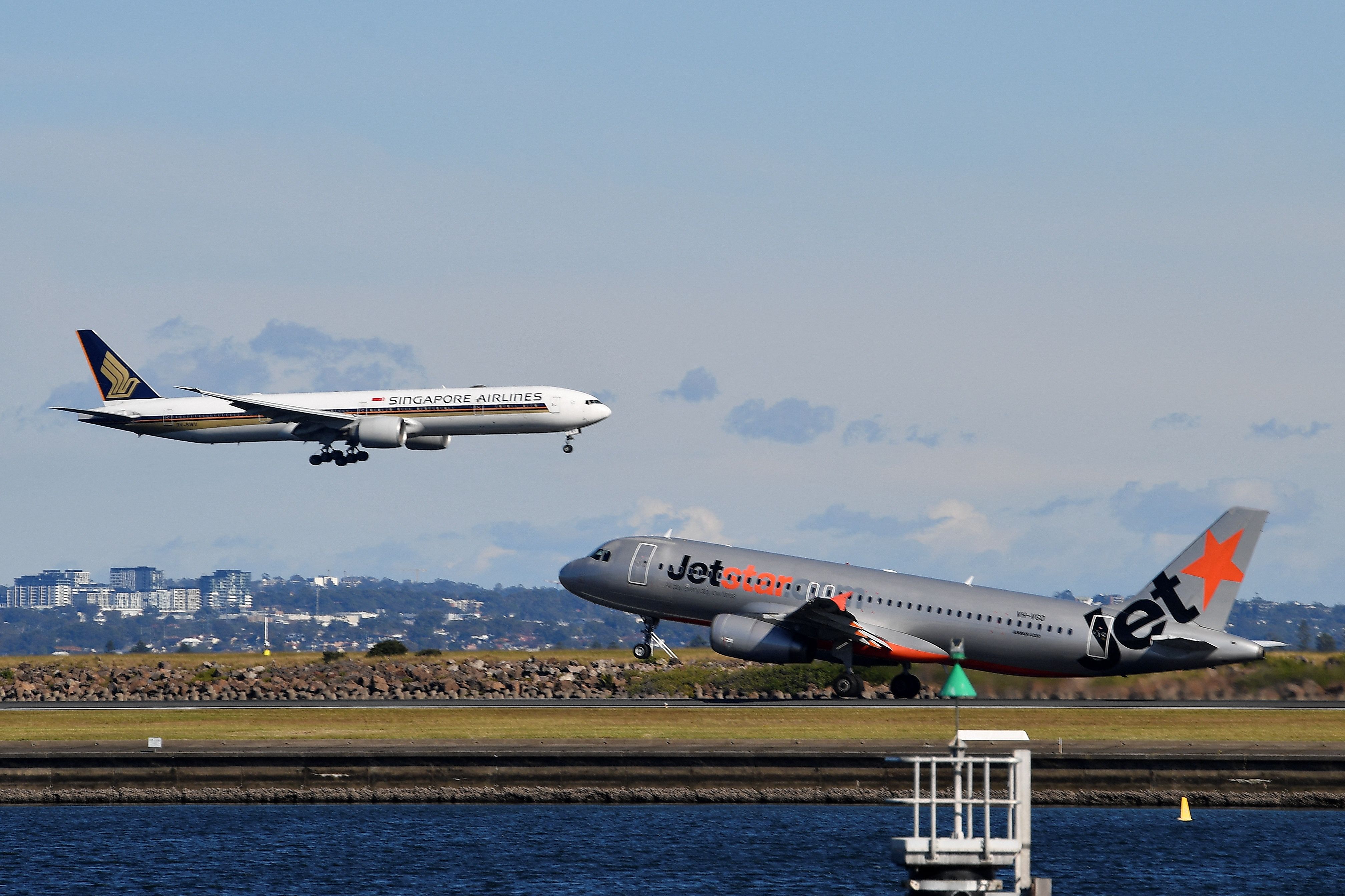 Pesawat yang siap mendarat dan terbang di Bandara Internasional Sydney, Australia.