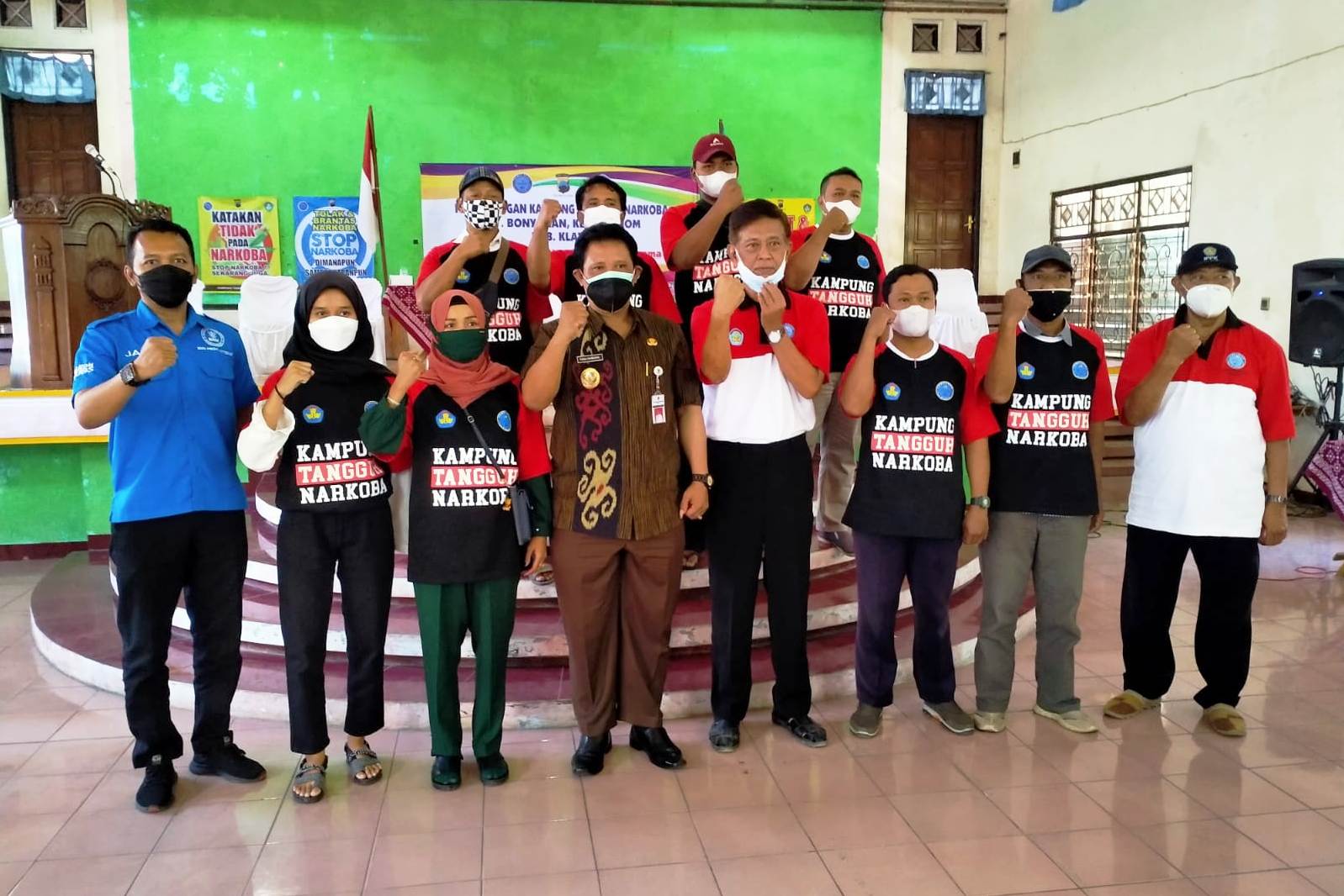 Wabup Yoga Hardaya (tengah) berfoto bersama relawan dan tokoh masyarakat Desa Bonyokan, Klaten.