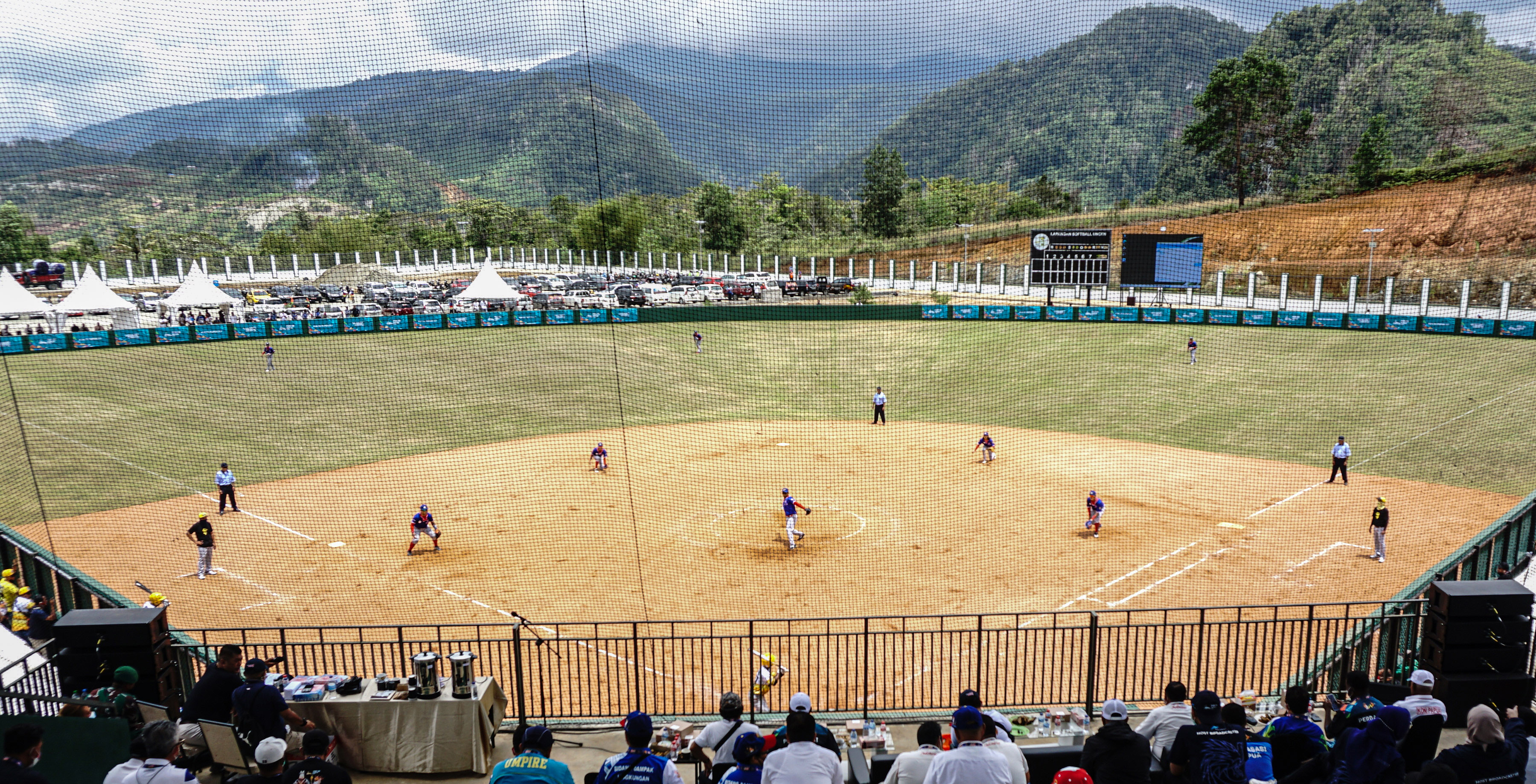 Pertandingan Softballl di ajang PON XX Papua yang digelar di lapangan softball Universitas Cenderawasih, Papua