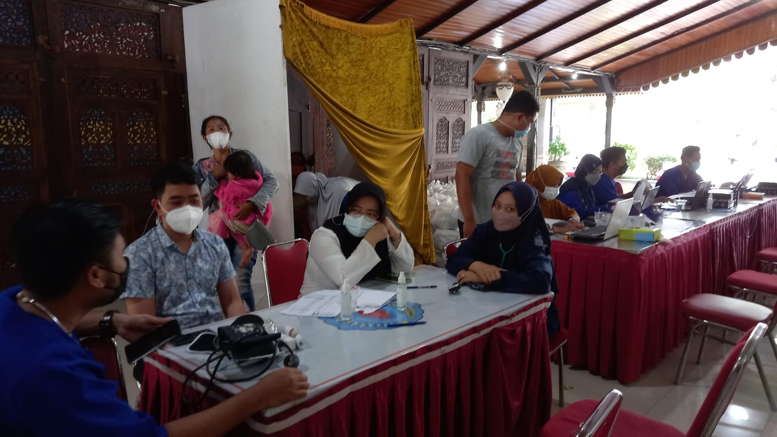Pelaku usaha pariwisata di Brebes sedang mendaftar untuk disuntik vaksin Covid-19 yang digelar KPw BI Tegal di pendopo Kabupaten Brebes