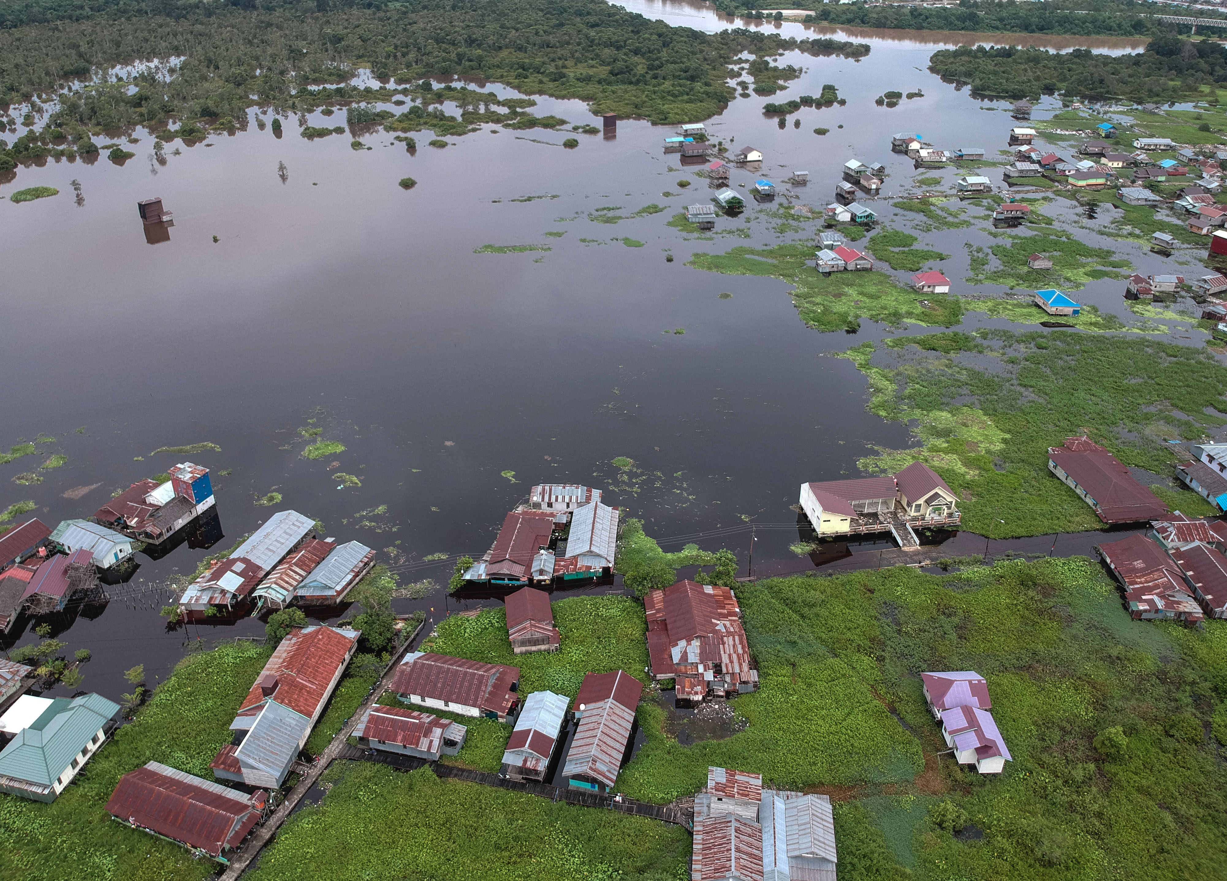  Foto udara permukiman warga terendam banjir di Jalan Anoi, Palangkaraya, Kalimantan Tengah, Rabu (15/9).
