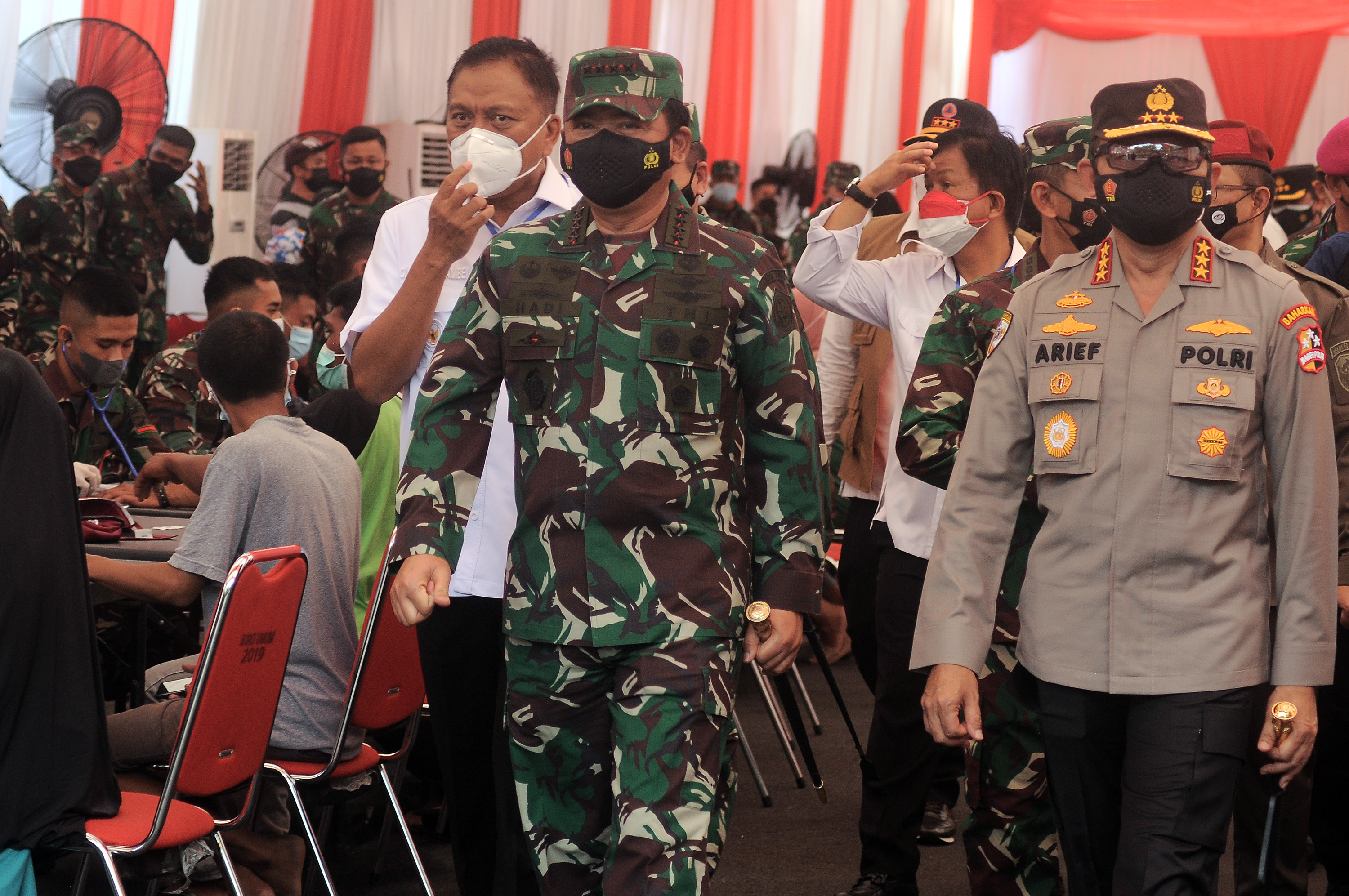 Panglima TNI Marsekal TNI Hadi Tjahjanto (tengah) di Manado, Sulawesi Utara, Sabtu (4/9/2021).