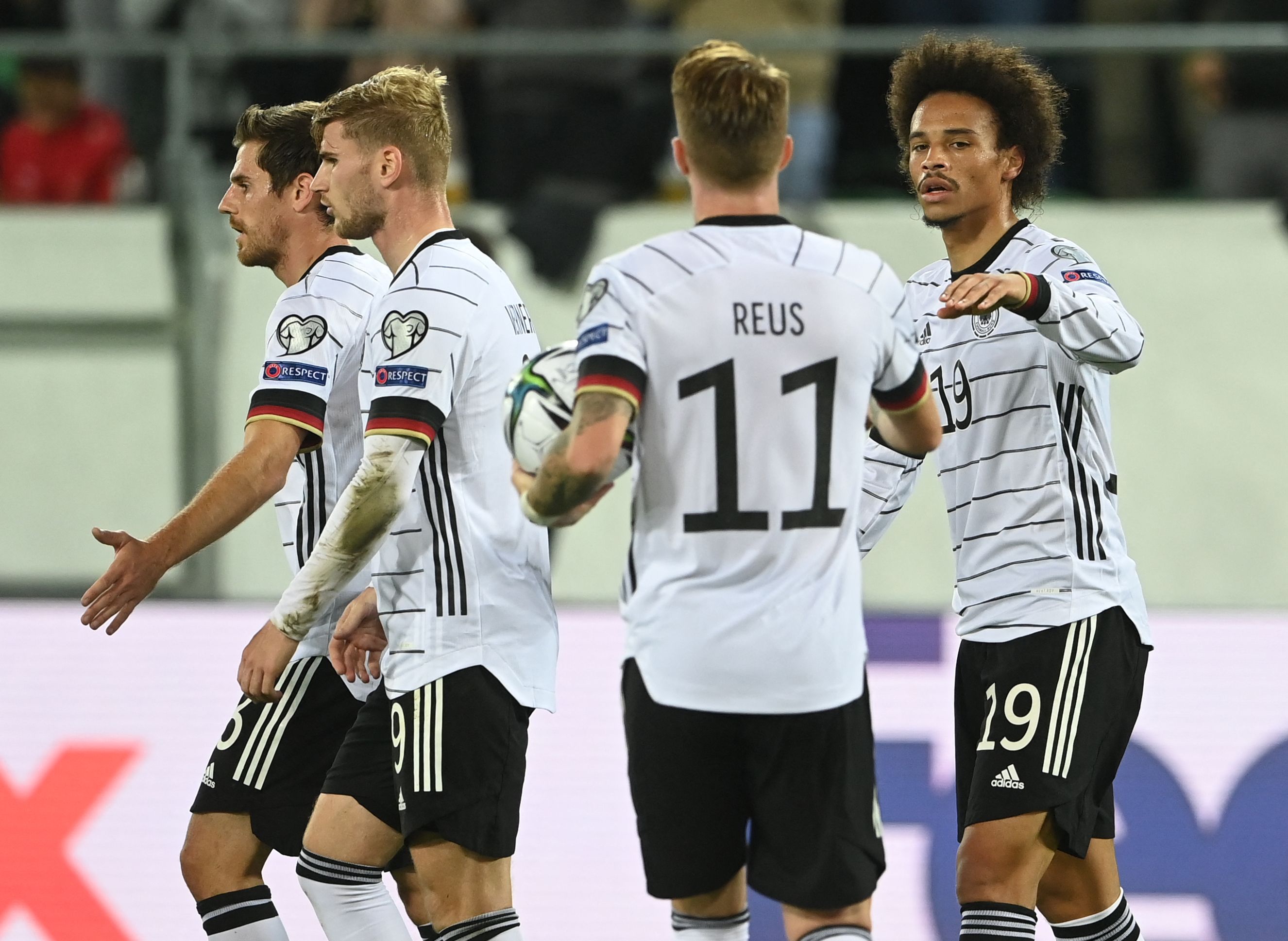 Para pemain timnas Jerman melakukan selebrasi setelah menxcetak gol ke gawang Liechtenstein di laga kualifikasi Piala Dunia.