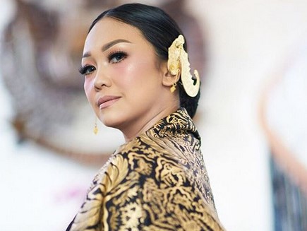 Penyanyi Riafi Nola atau Nola B3