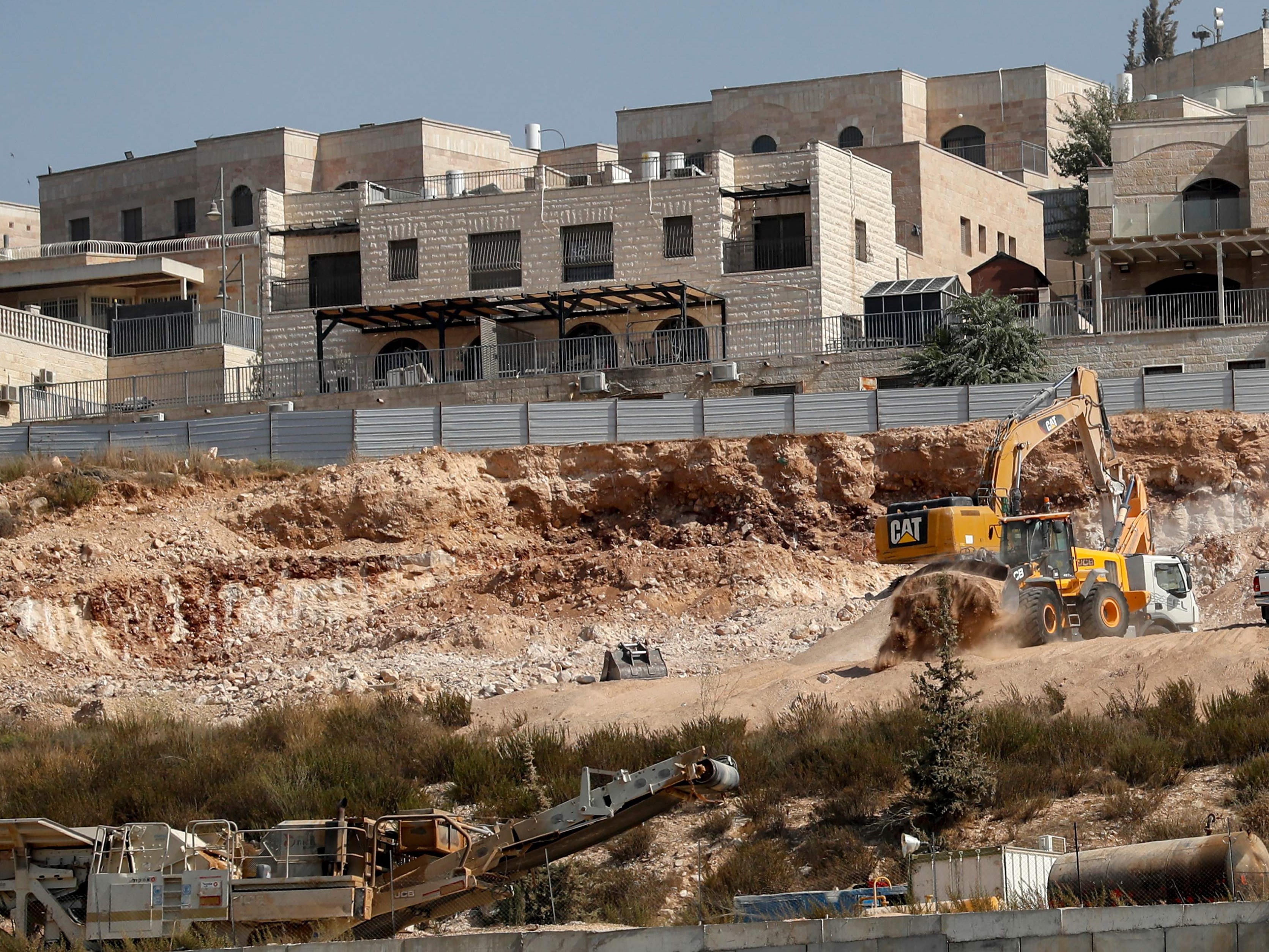 Pekerjaan konstruksi yang sedang berlangsung di Ramat Shlomo, permukiman Yahudi di timur Jerusalem yang dicaplok Israel, Rabu (1/9).