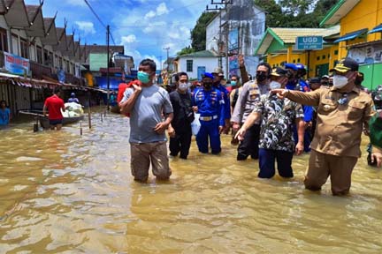 Gubernur Kalteng H. Sugianto Sabran saat meninjau banjir di Kecamatan Kuala Kuayan, Kabupaten Kotawaringin Timur.