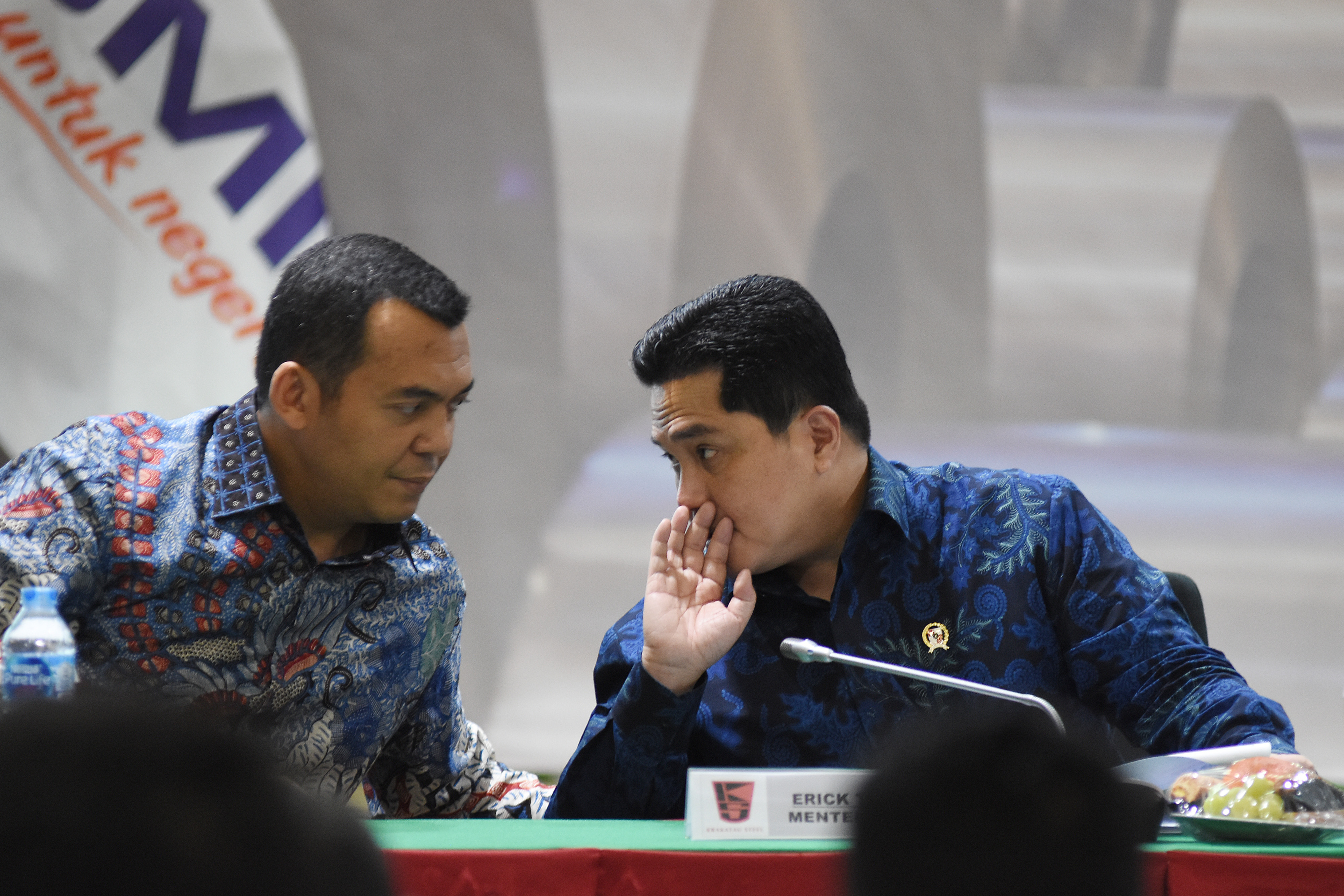 Menteri BUMN Erick Thohir (kanan) berbincang dengan Direktur Utama PT Krakatau Steel (Persero) Tbk Silmy Karim (kiri)