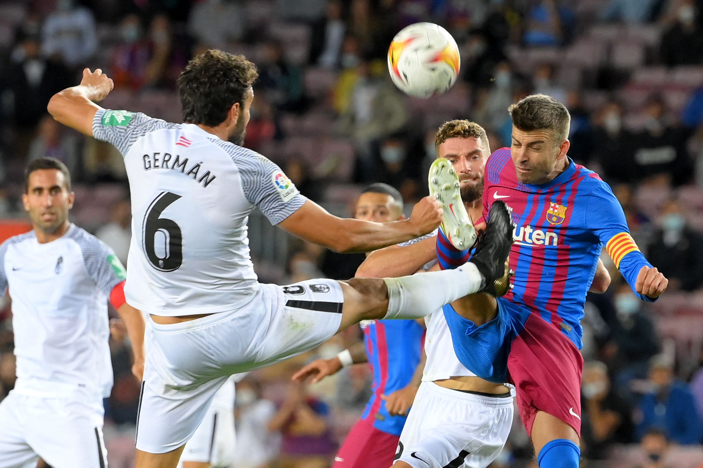 La La Liga antara Barcelona dan Granada yang berakhir imbang 1-1.