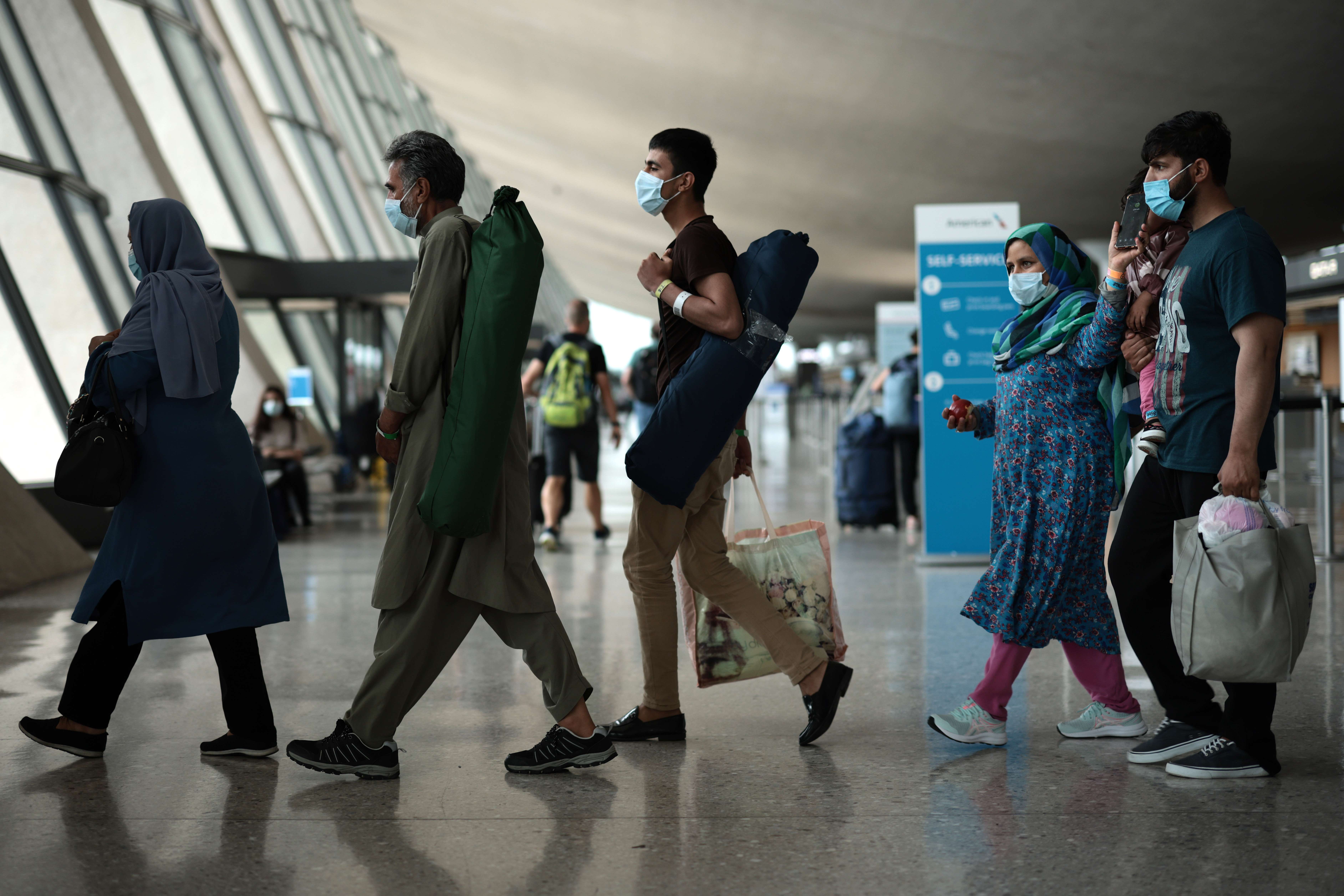 Sejumlah warga Afghanistan tiba di Bandara Dulles, Virginia, AS.