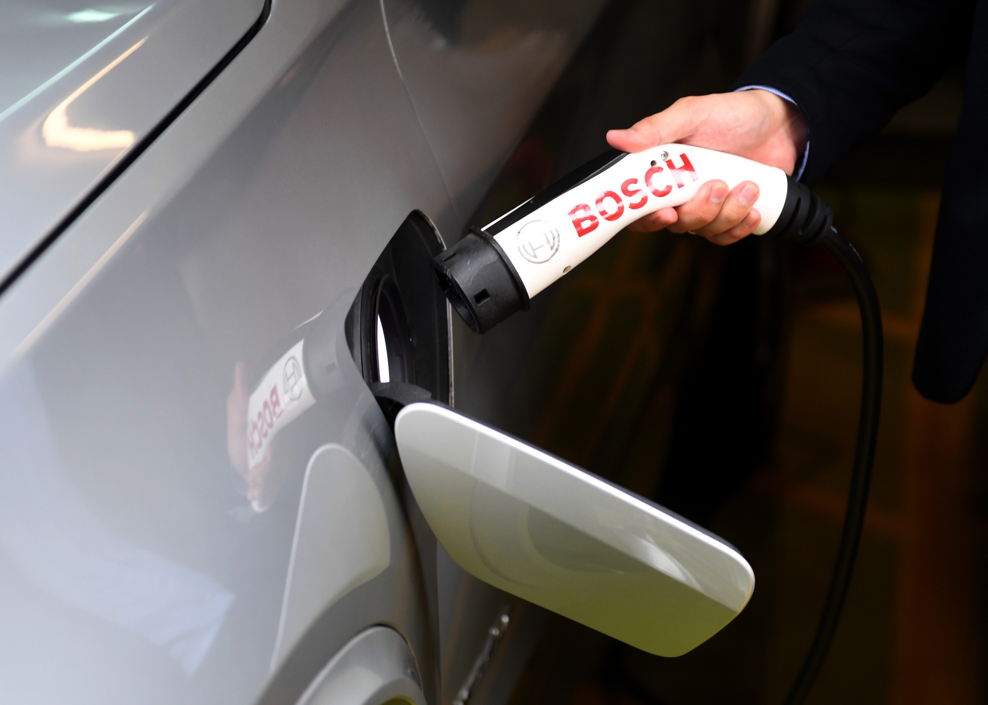 Pengisian daya mobil listrik di Green Energy Station Pertamina