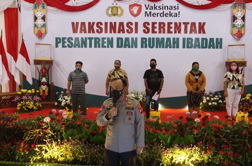 Kapolda Kalimantan Tengah Irjen Dedi Prastyo saat menggelar vaksinasi serentak di pondok pesantren dan rumah ibadah