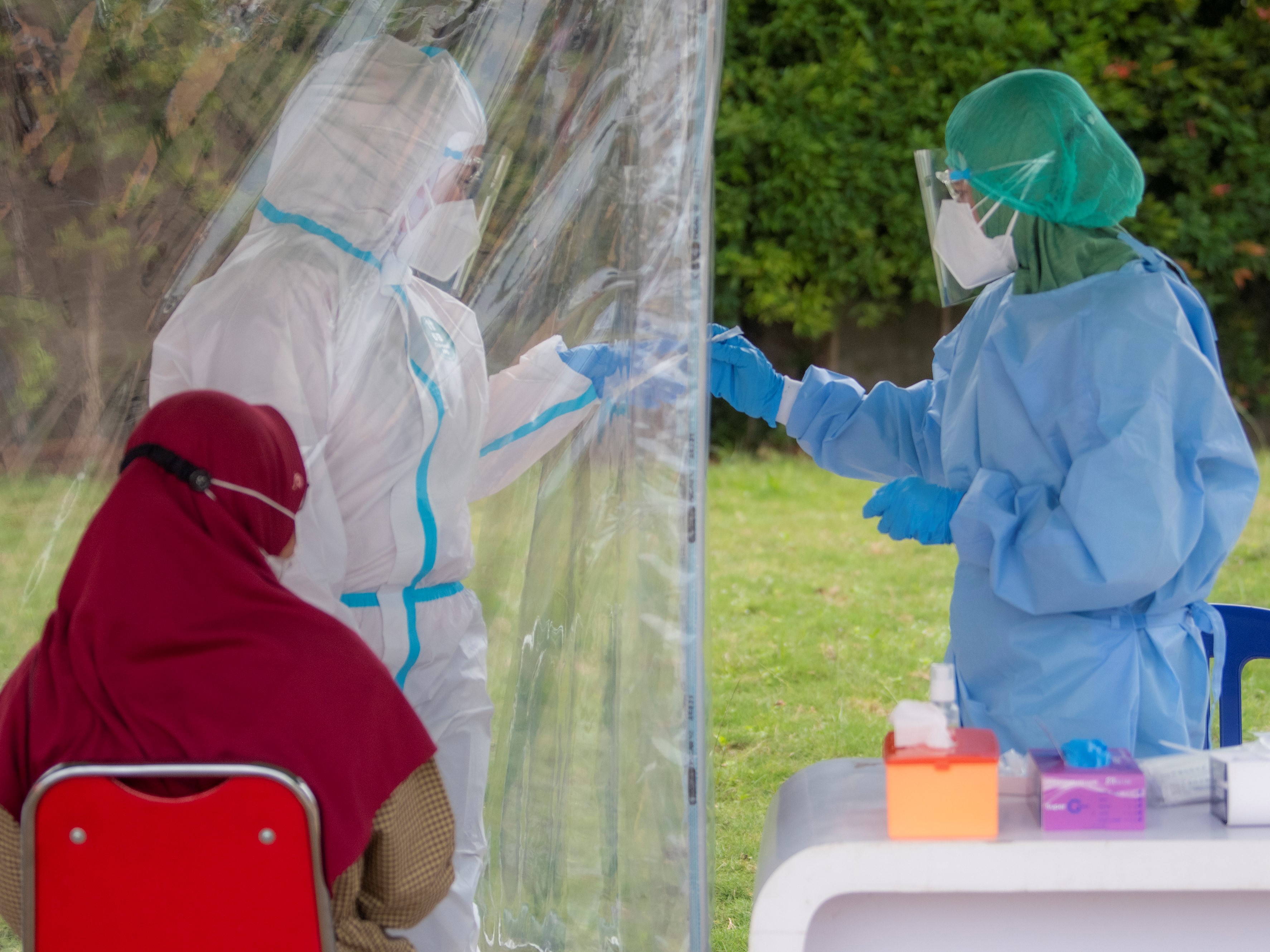 Petugas kesehatan menyiapan alat tes usap antigen covid-19 di halaman The Sultan Convention Center, Palembang, Sumatera Selatan, Jumat (3/9)