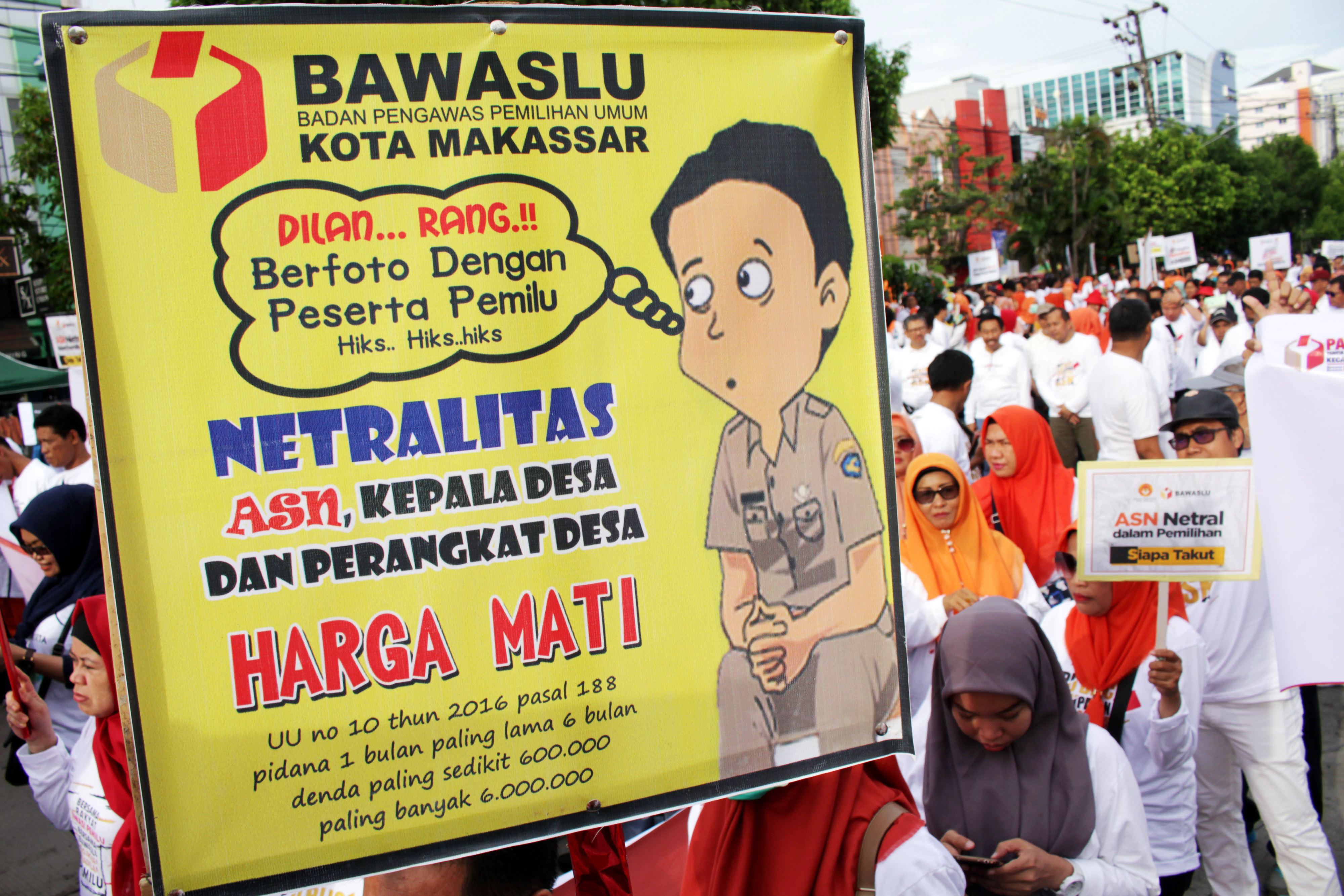 Deklarasi netralitas Aparatur Sipil Negara (ASN) pada pilkada serentak 2020 di Makassar, Sulawesi Selatan, Minggu (8/3/2020). 