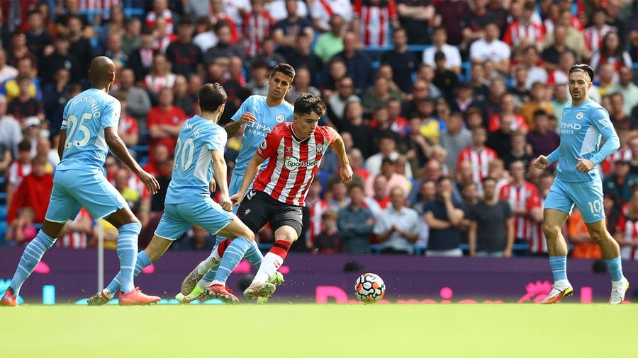 Tino Livramento dikelilingi pemain Manchester City