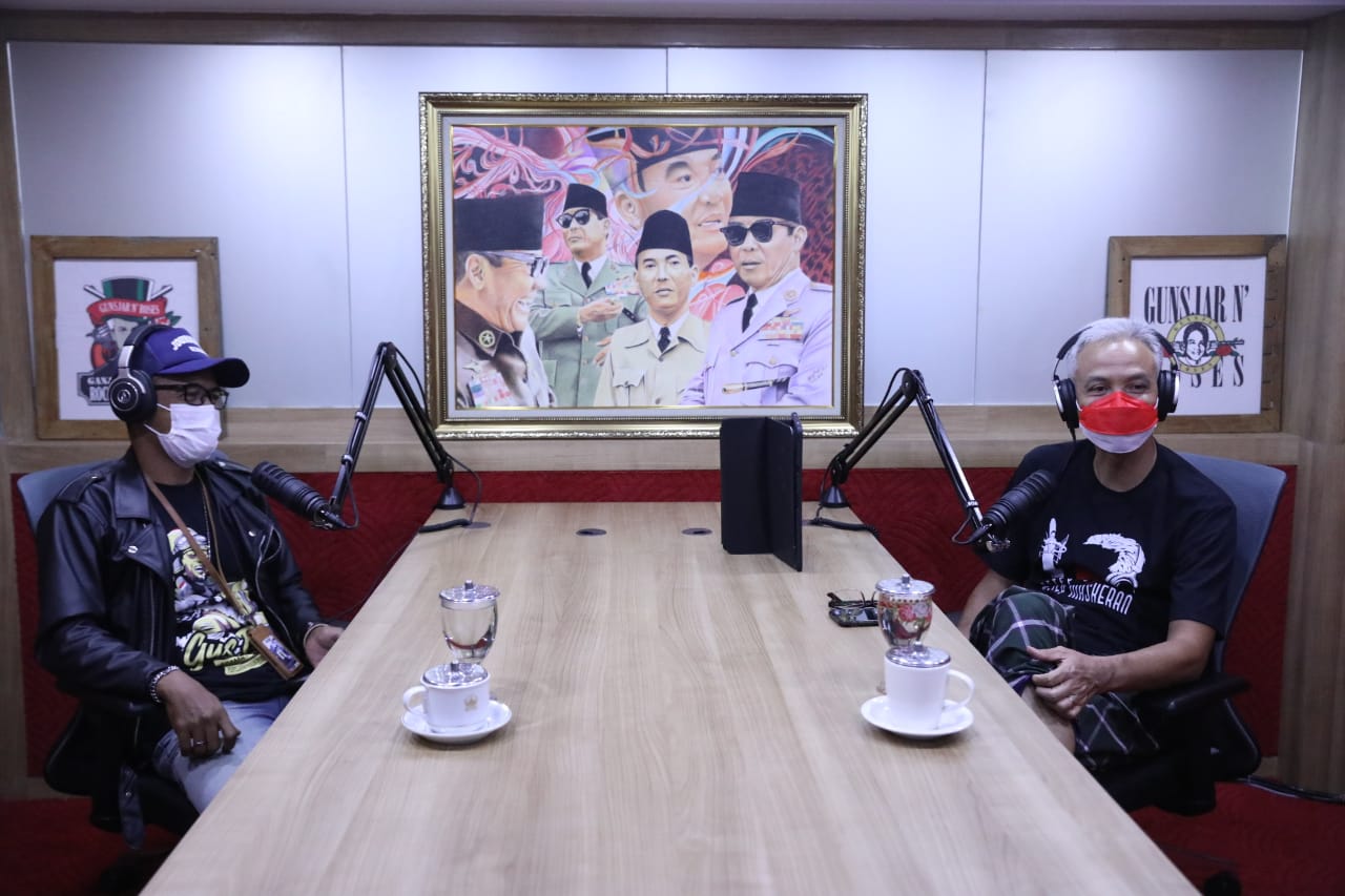 Gubernur Jateng Ganjar Pranowo mendadi penyiar di radio swasta ternama, MNC Trijaya FM dalam acara 'Ganjar Pranowo On-Air'. 