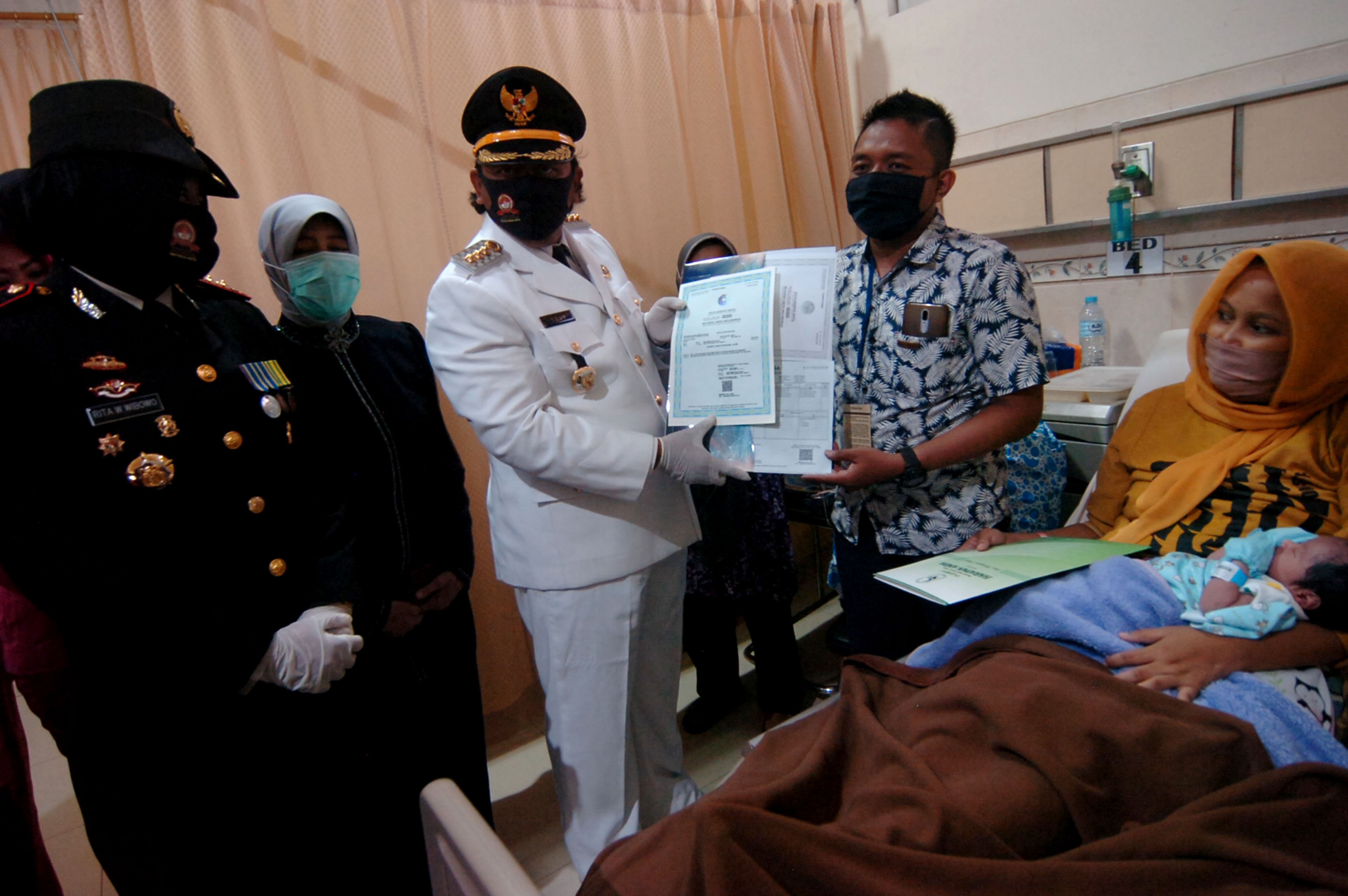 Wali Kota Tegal Dedy Supriyono serahkan akta kelahiran dan KK gratis pada orangtua bayi baru lahir di RSI Harapan Anda,Tegal,Rabu (1/7/2020)