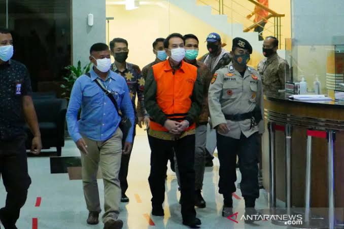 Azis Syamsuddin berompi oranye ditahan KPK