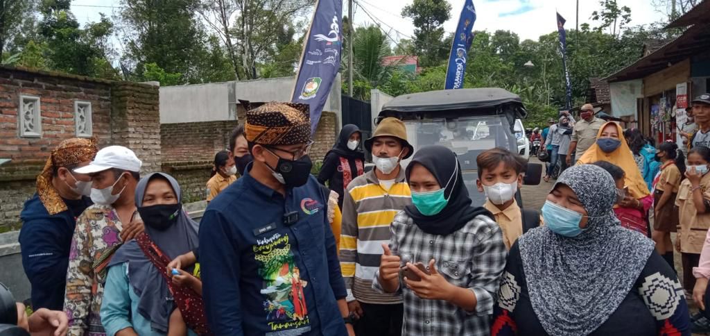 Menparekraf Sandiaga Uno dikerumuni warga dan mahasiswa saat kunjungan ke Desa Wisata Taman Sari di Kabupaten Banyuwangi, Jawa Timur.