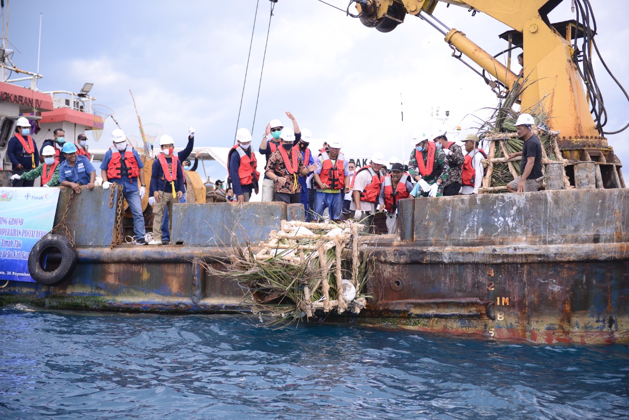 Penenggelaman terumbu karang oleh PT Timah Tbk, untuk mereklamasi laut, Selasa (21/9)