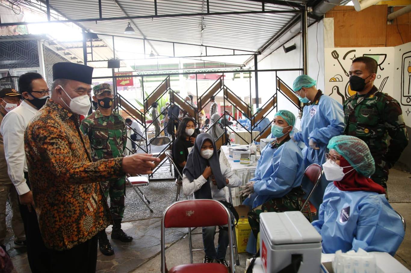 Menko PMK Muhadjir Effendy dalam kunjungannya di Yogyakarta, menyaksikan moblie screening Tuberkulosis.