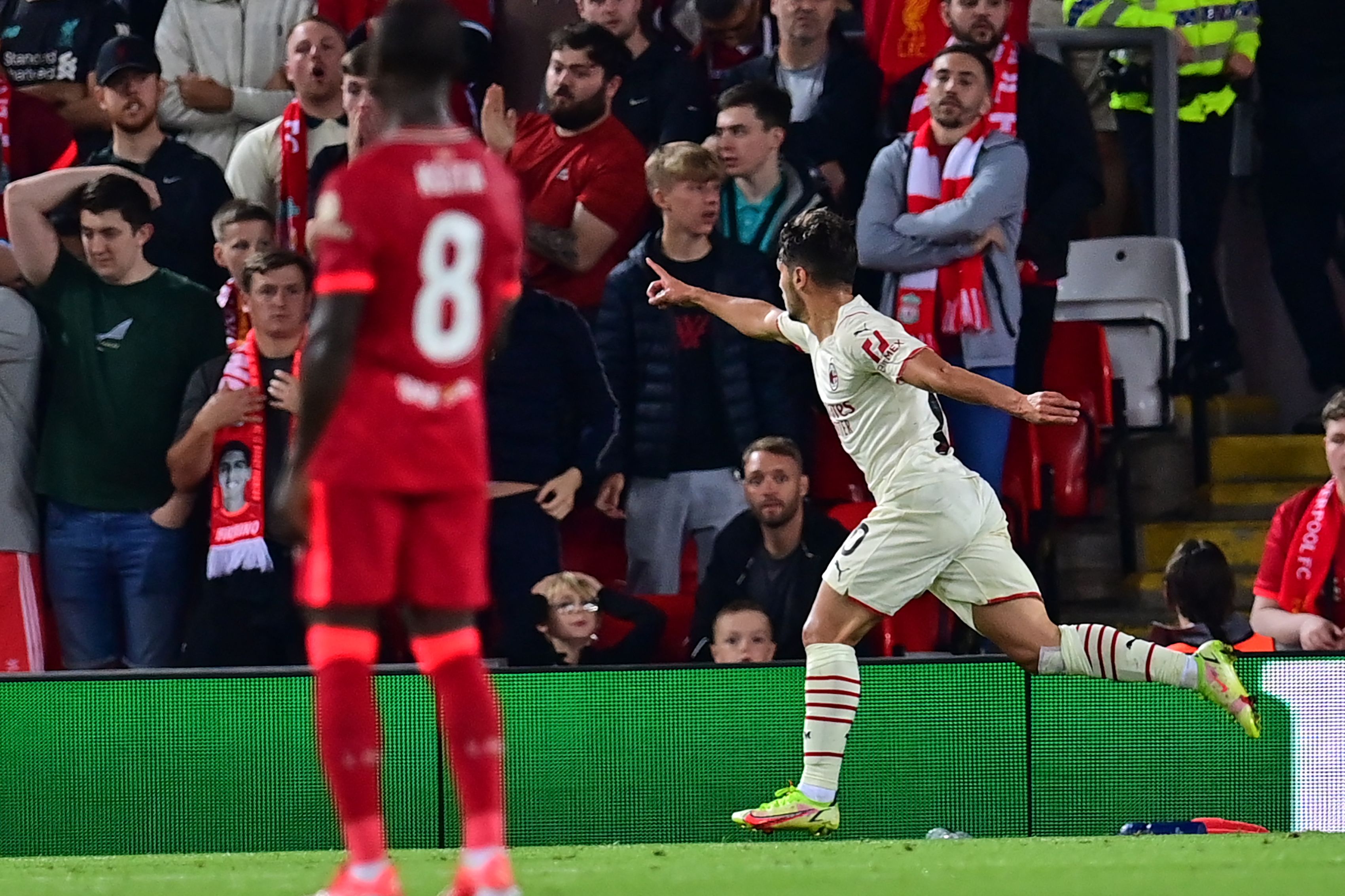Gelandang AC Milan Brahim Diaz melakukan selebrasi usai mencetak gol ke gawang Liverpool di laga Liga Champions.