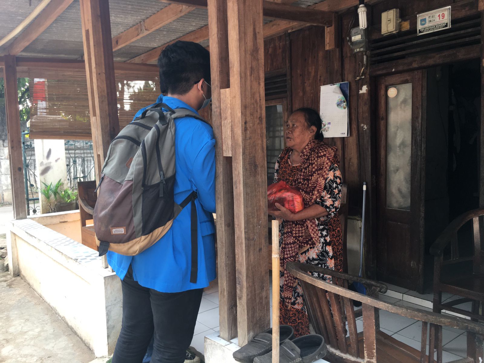 Aksi kemanusian mahasiswa yang tergabung dalam Komando berbagi sembako untuk warga terdampak covid, Jumat (3/9)