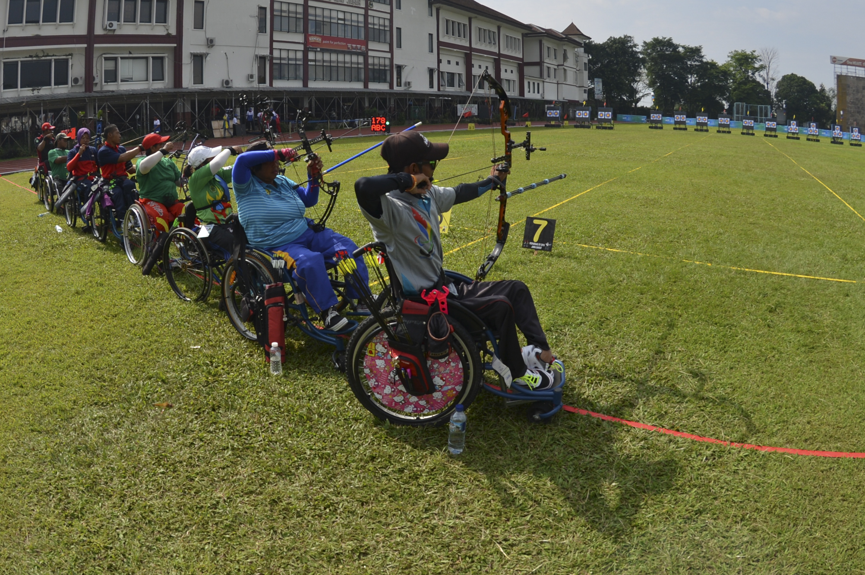 Sejumlah atlet cabang paralimpik panahan melakukan latihan.