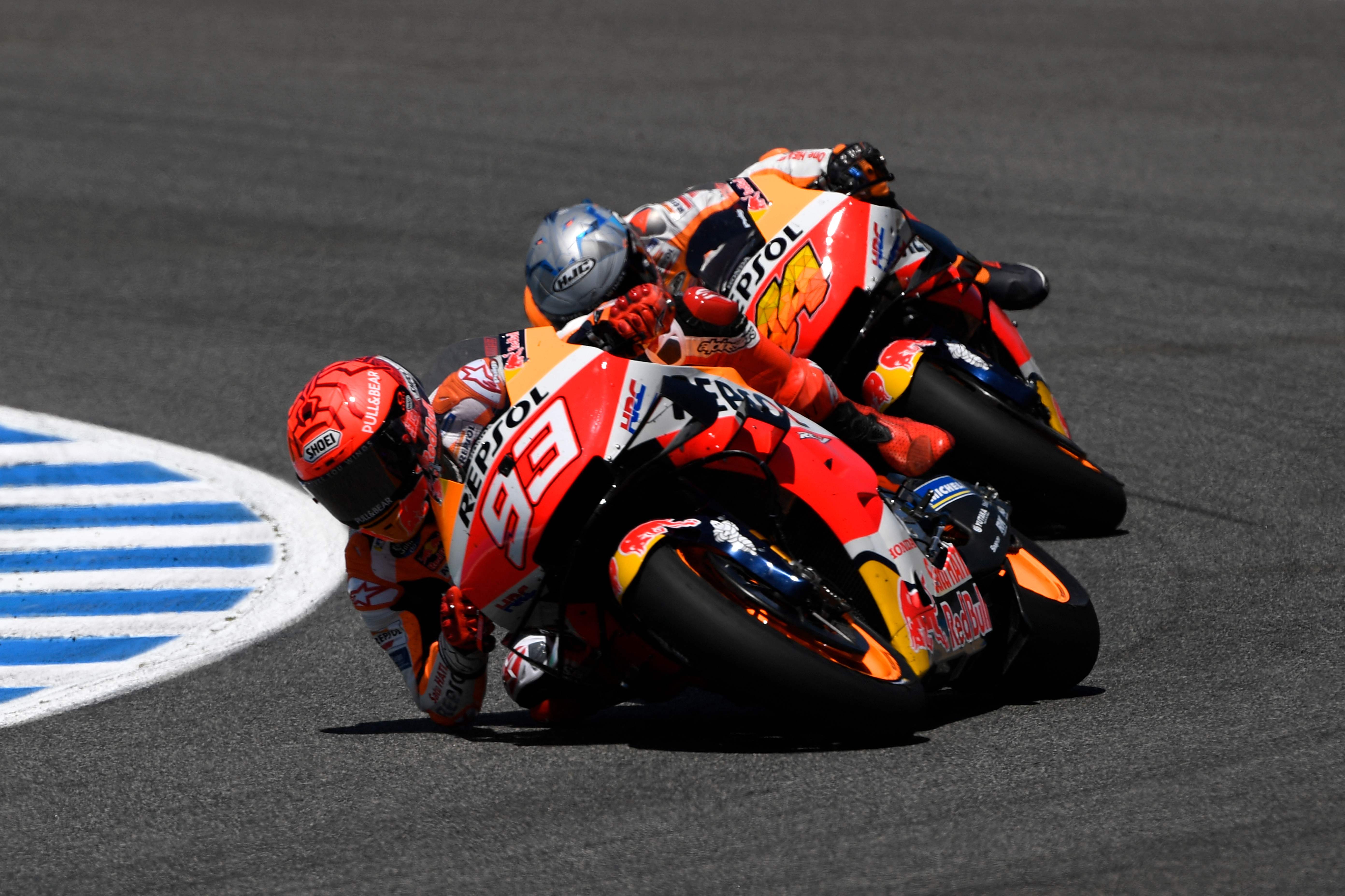Dua pembalap tim Repsol Honda, Marc Marquez dan Pol Espargaro, saat berlaga di MotoGP Spanyol.