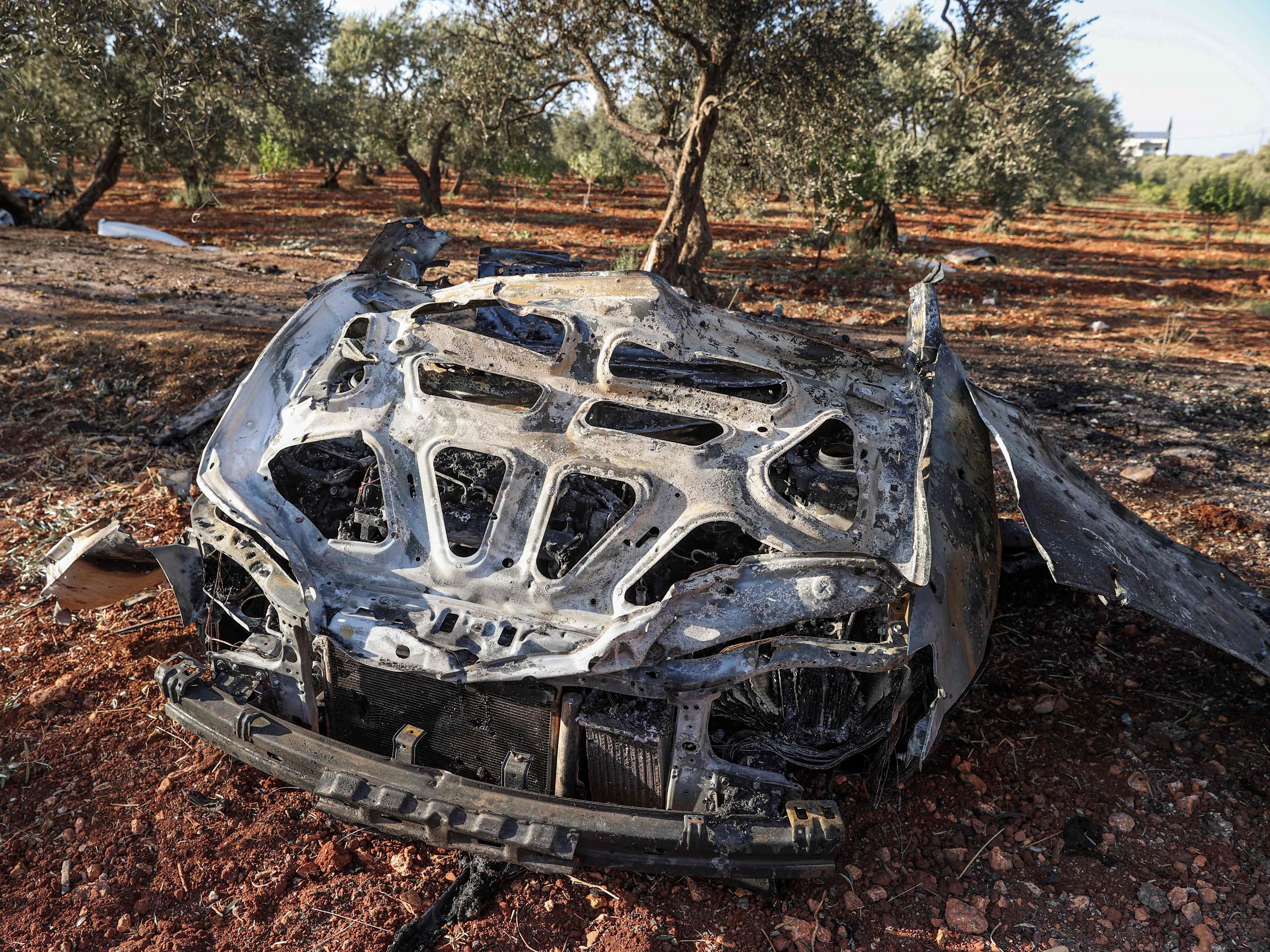 Kendaraan yang dihancurkan pesawat tak berawak di pinggiran timur laut Idlib yang dikuasai pemberontak, barat laut Suriah, Senin (20/9).
