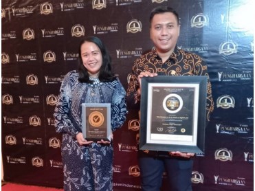 Tita Praspa Dayanti (kiri) berpose dengan penghargaan Platinum Lawyer Awards.