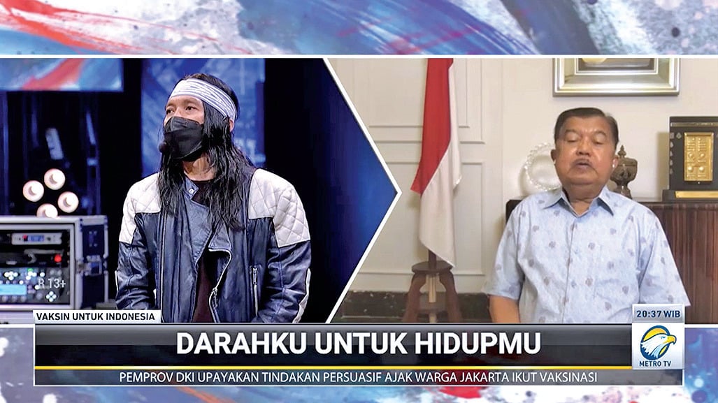 Ketua Umum Palang Merah Indonesia Jusuf Kalla (kanan) berbincang dengan anggota grup musik Slank Bimbim dalam Program Vaksin untuk Indonesia
