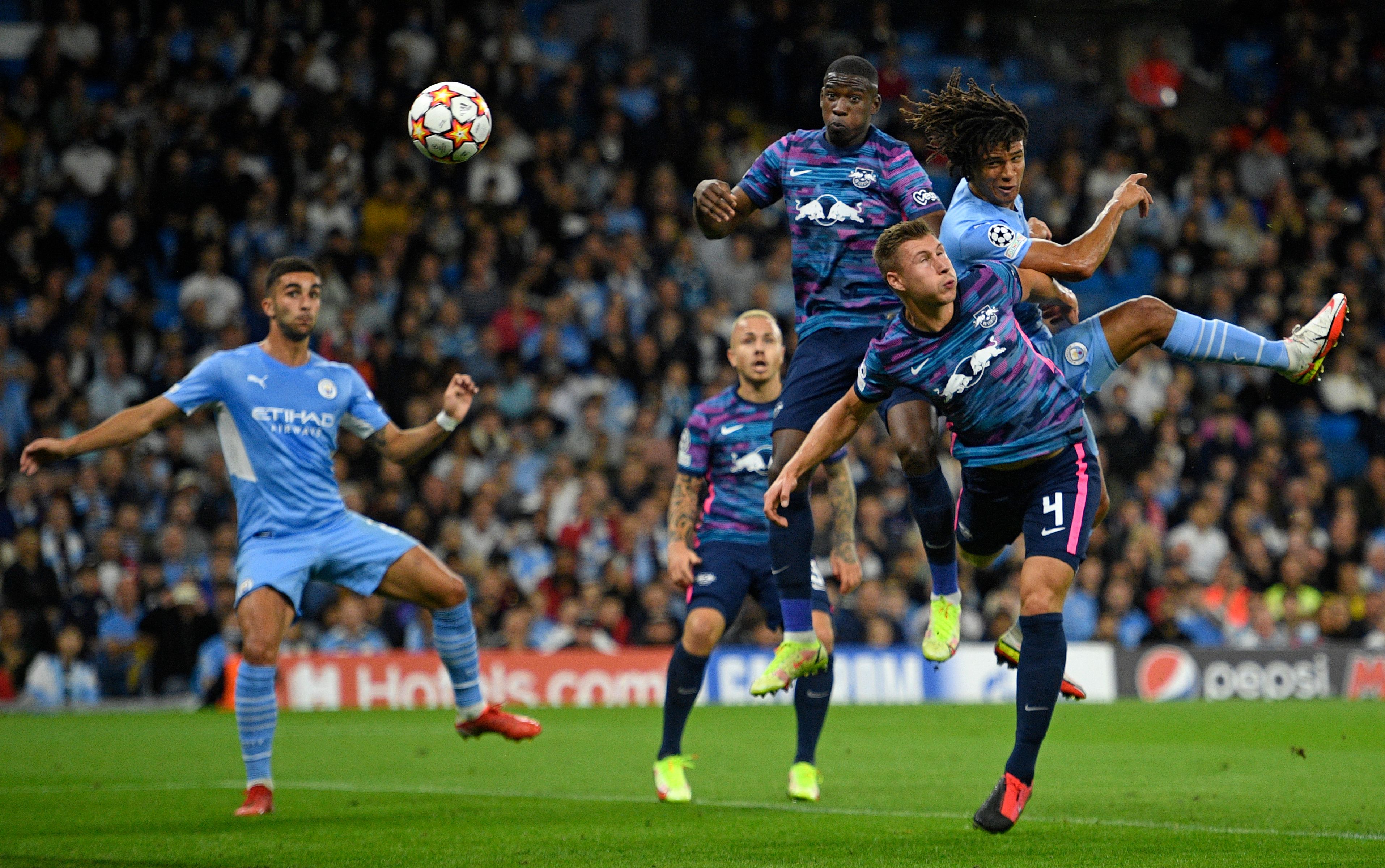 Bek Manchester City Nathan Ake (kanan) menyundul bola yang menjebol gawang RB leipzig di laga Liga Champions.