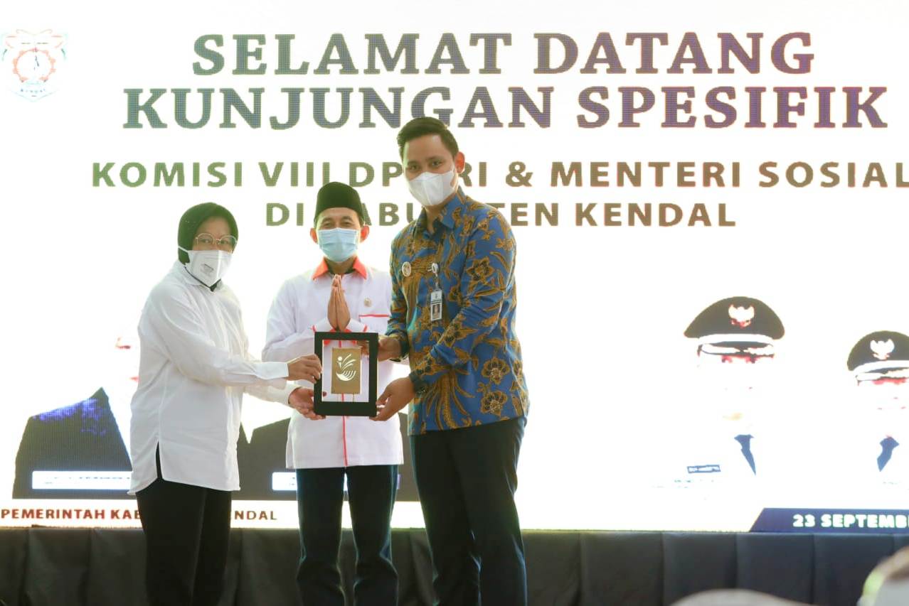 Menteri Sosial Tri Rismaharini (kiri) dan Bupati Kendal Dico M Ganinduto.