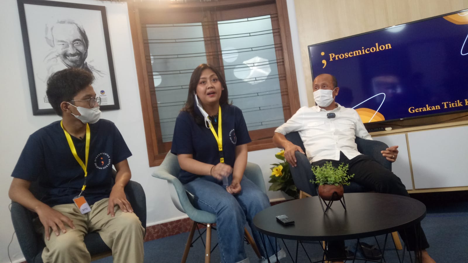 Pengurus Prosemicolon dan Ketua NasDem Jawa Barat saat berbicara pada pers