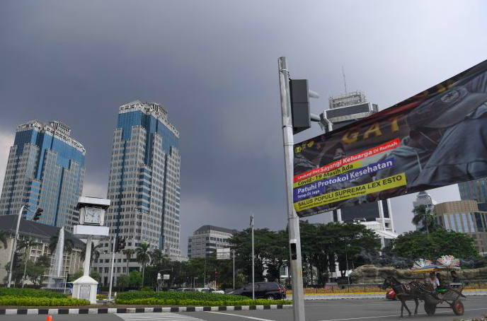 Suasana kawasan Patung Kuda, Jakarta, di tengah penerapan PPKM skala mikro. 