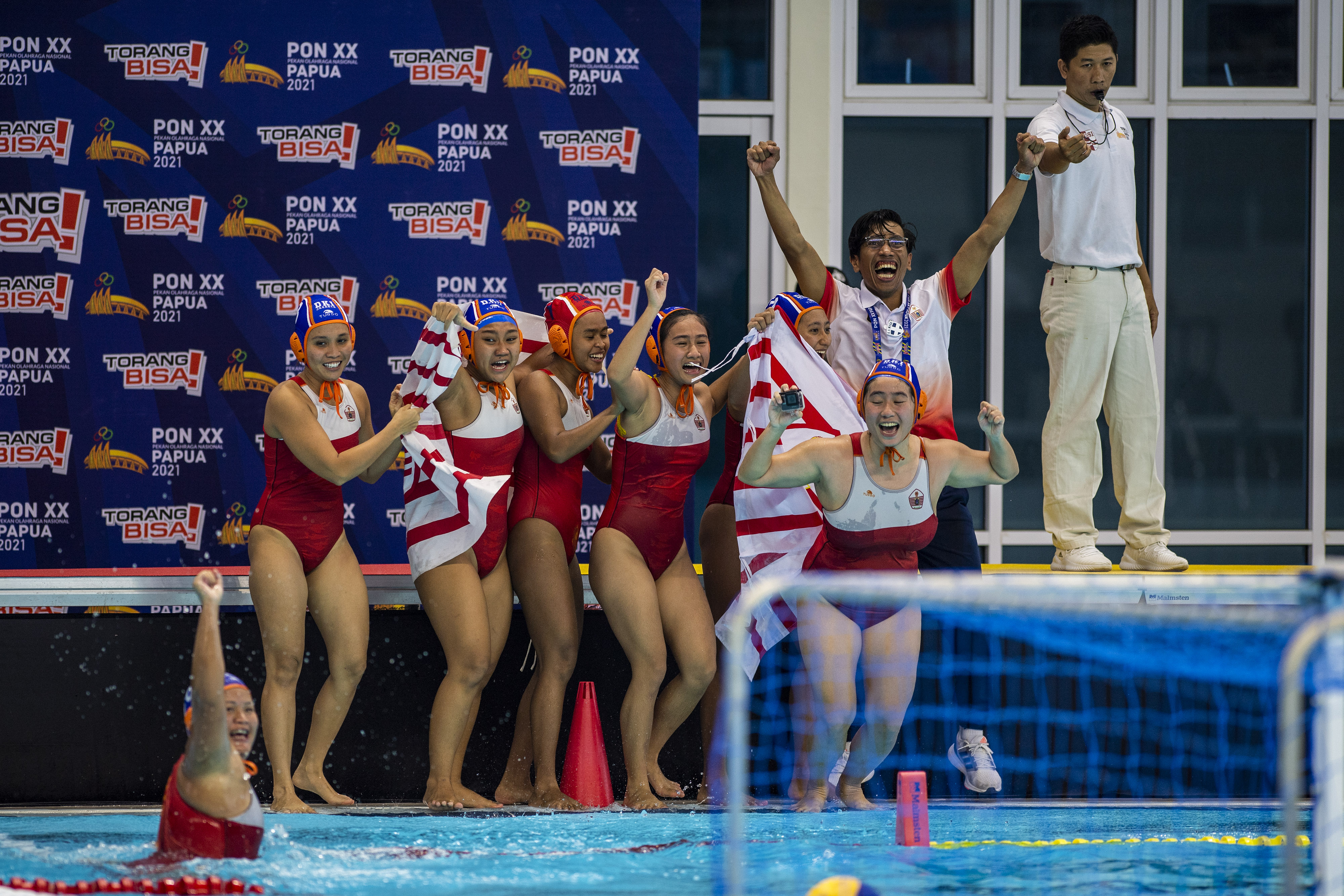 Tim polo air putri DKI Jakarta merayakan kemenangan seusai mengalahkan tim polo air putri Jawa Barat. 