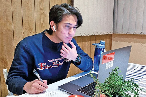 Aktor Iqbaal Dhiafakhri Ramadhan  