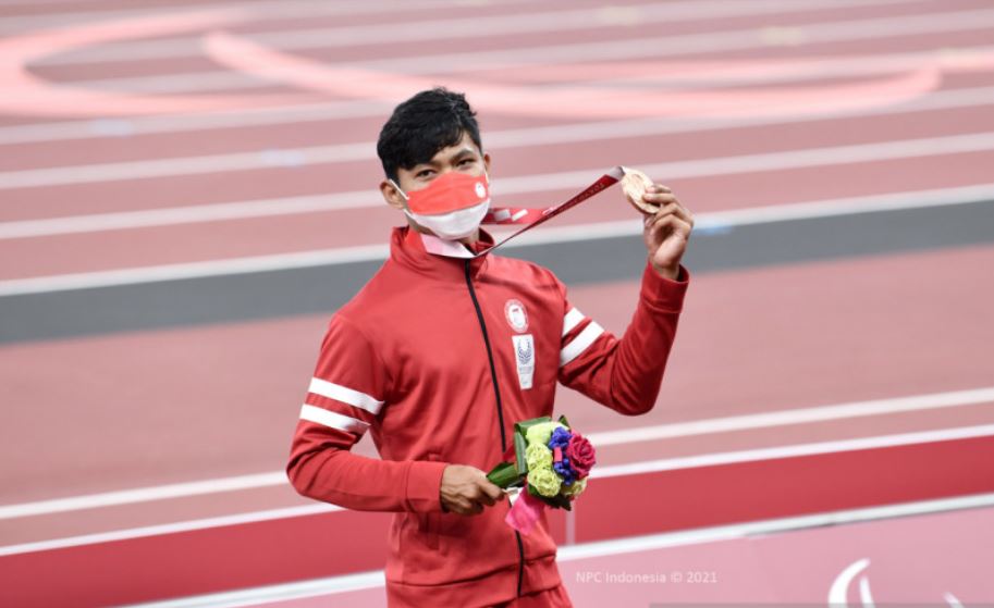 Atlet para-atletik Indonesia Saptoyogo Purnomo menunjukkan medali perunggu selepas final nomor 100 meter putra T37 Paralimpiade Tokyo 2020.