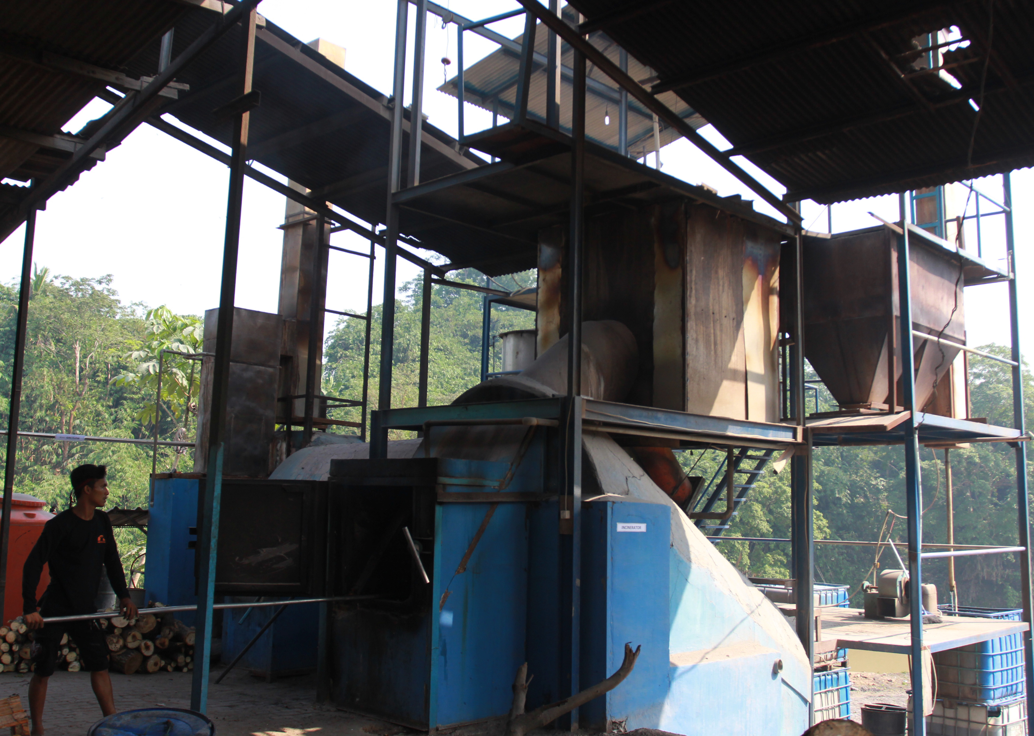 Tungku pemusnah sampah yang dioperasikan di Tangerang, Banten.