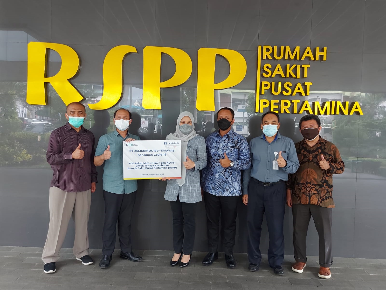 Penyerahan bantuan Jamkrindo bagi tenaga kesehatan