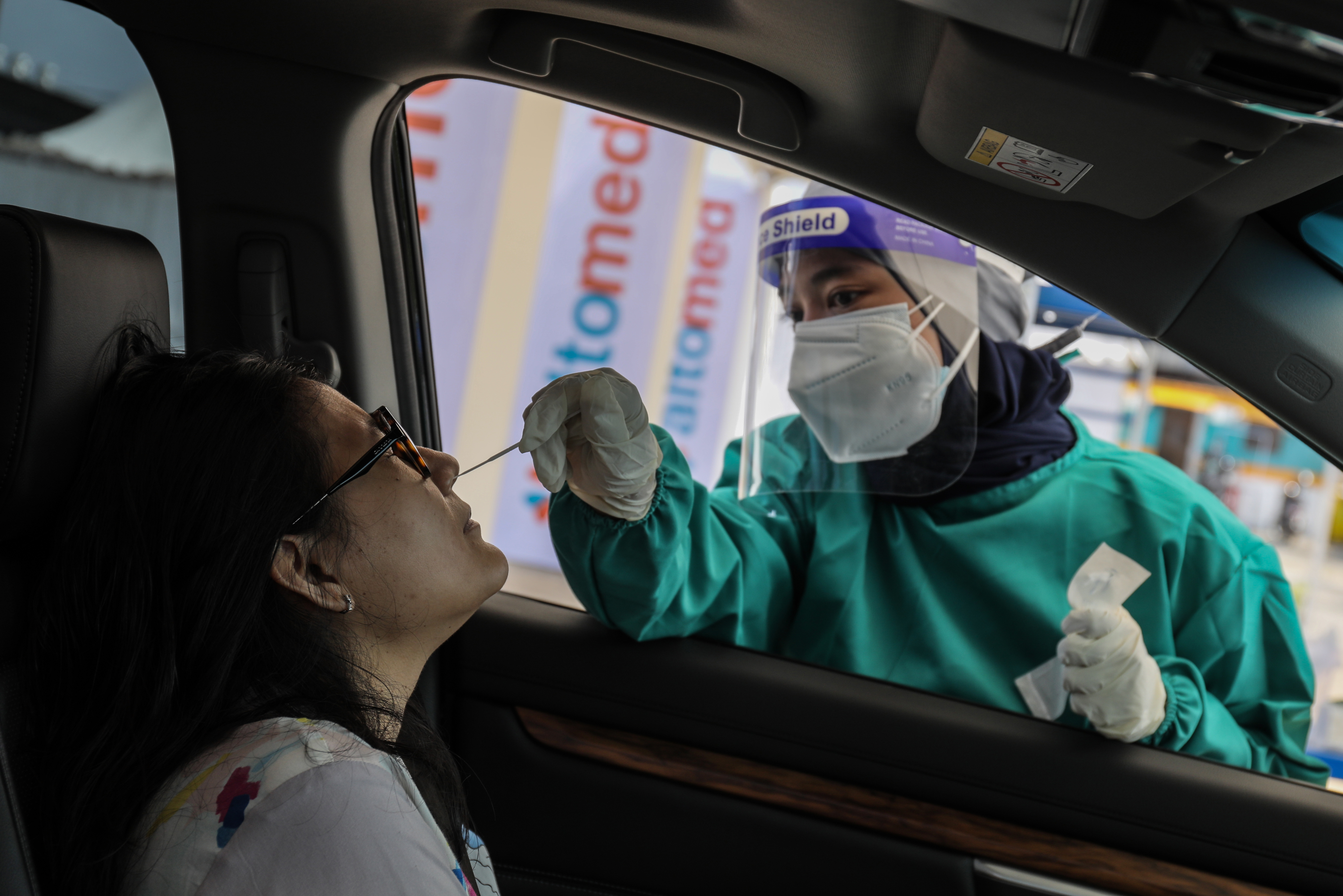 Warga melakukan tes antigen Covid-19 di layanan PCR dan Antigen Swab Test Altomed, Kelapa Gading, Jakarta, Minggu (8/8).