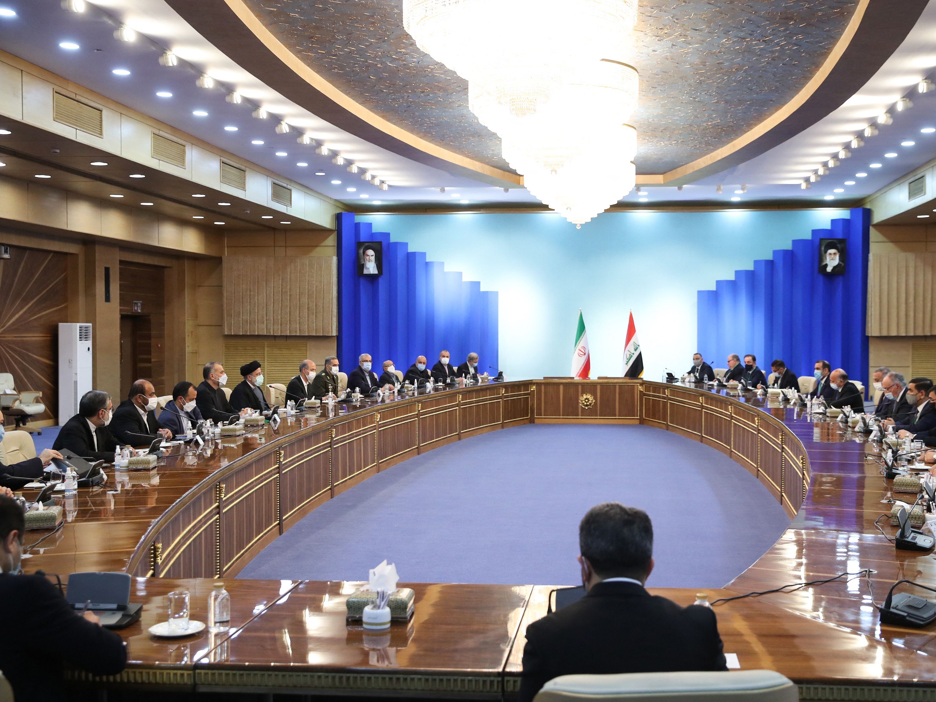 Pertemuan Presiden Ebrahim Raisi (kiri) dengan Perdana Menteri Irak Mustafa Al-Kadhemi (kanan) di ibu kota Teheran.