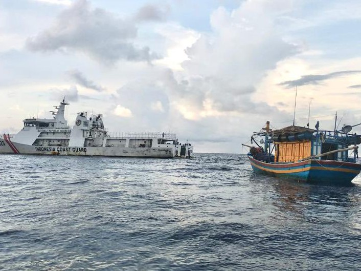 Patroli laut KN Pulau Dana-323 Bakamla menangkap kapal ikan asing berbendera Vietnam yang sedang menangkap ikan secara ilegal.