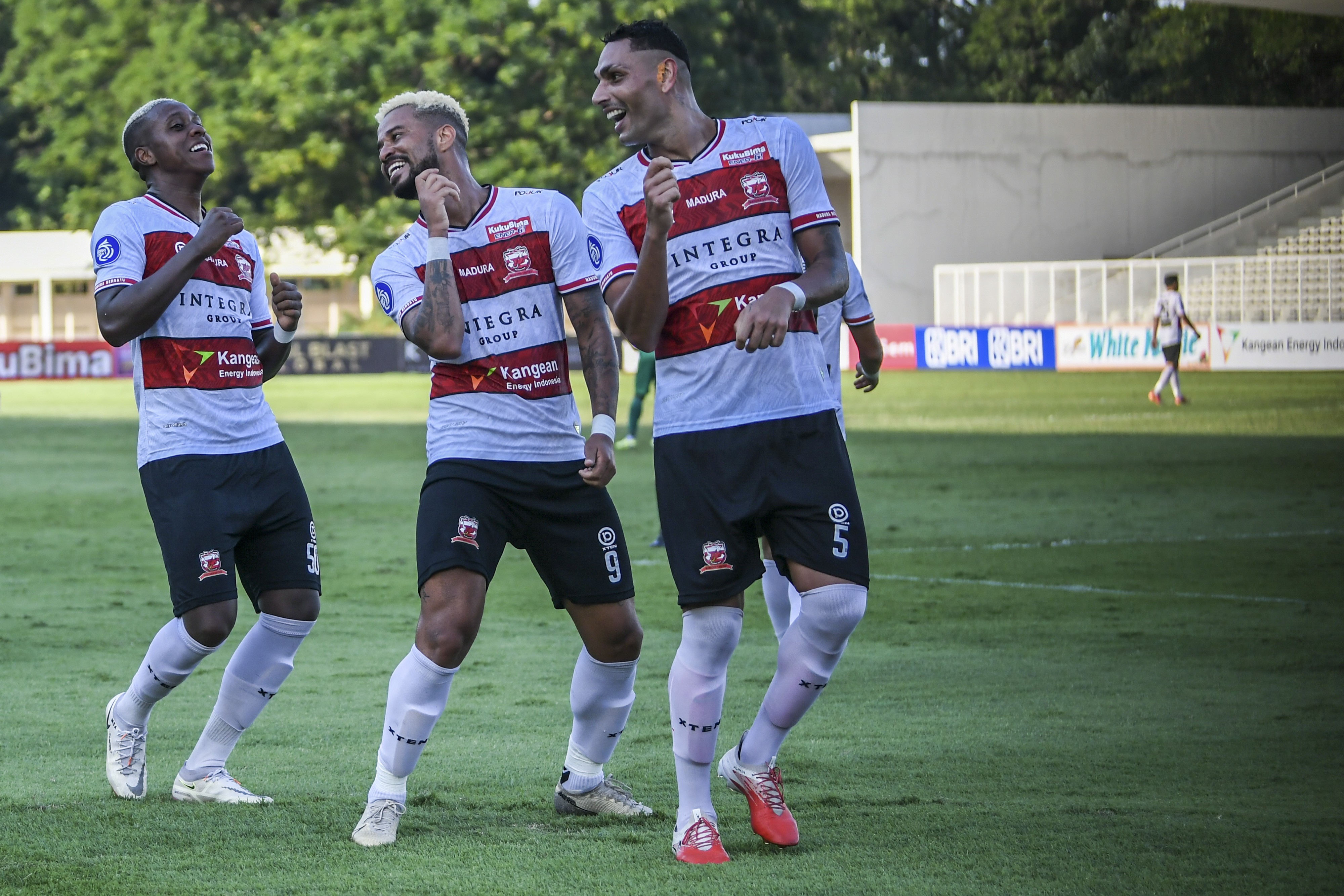 Pesepak bola Madura United FC Jaimerson Da Silva (kanan) berselebrasi usai mencetak gol ke gawang PS Sleman dalam lanjutan Liga 1