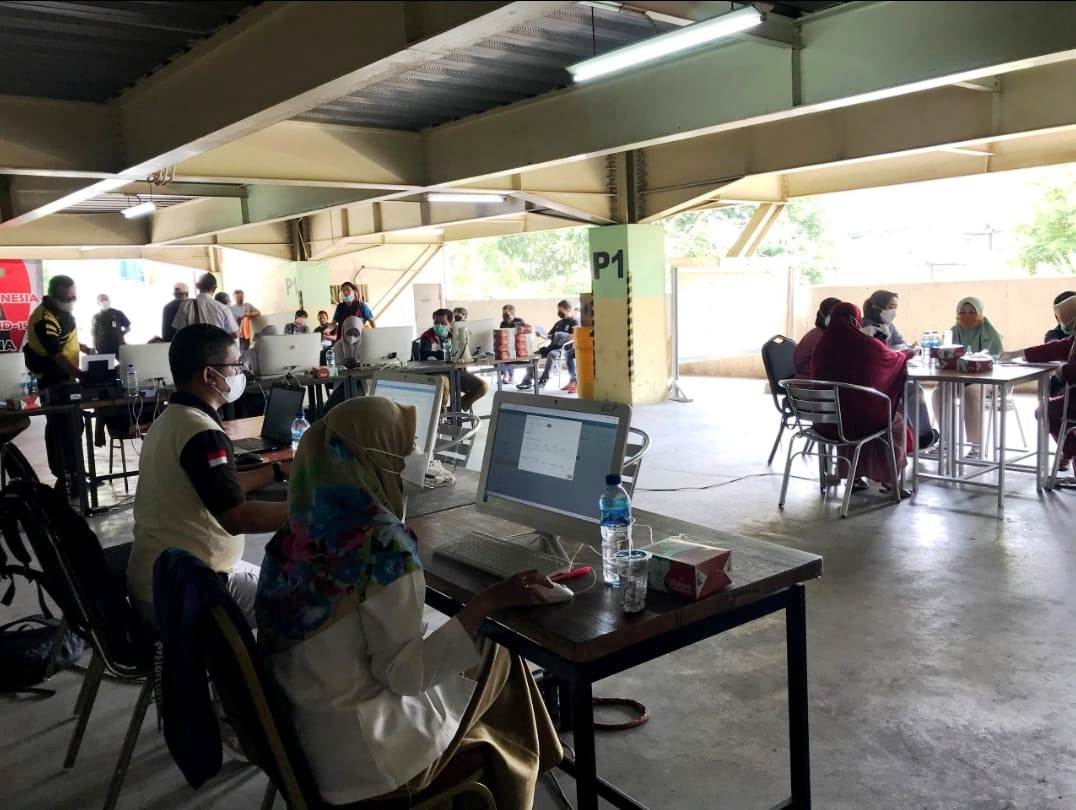 Kegiatan Gerai Vaksinasi Covid-19 di Plaza Cibubur, Kelurahan Jatikarya, Kecamatan Jatisampurna, Kota Bekasi, Jabar. 