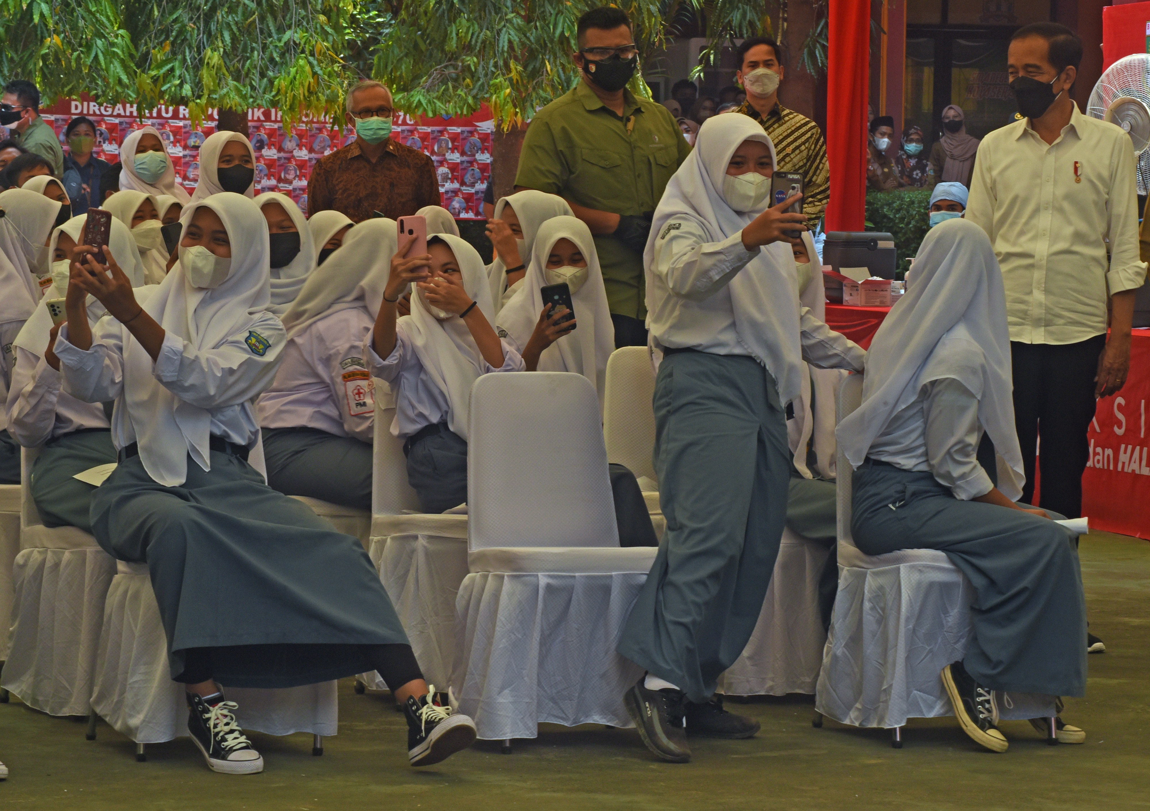 Pada Selasa (21/9), Presiden Joko Widodo meninjau vaksinasi Covid-19 untuk pelajar di SMA Negeri 4 Serang, di Kasemen, Serang, Banten. 