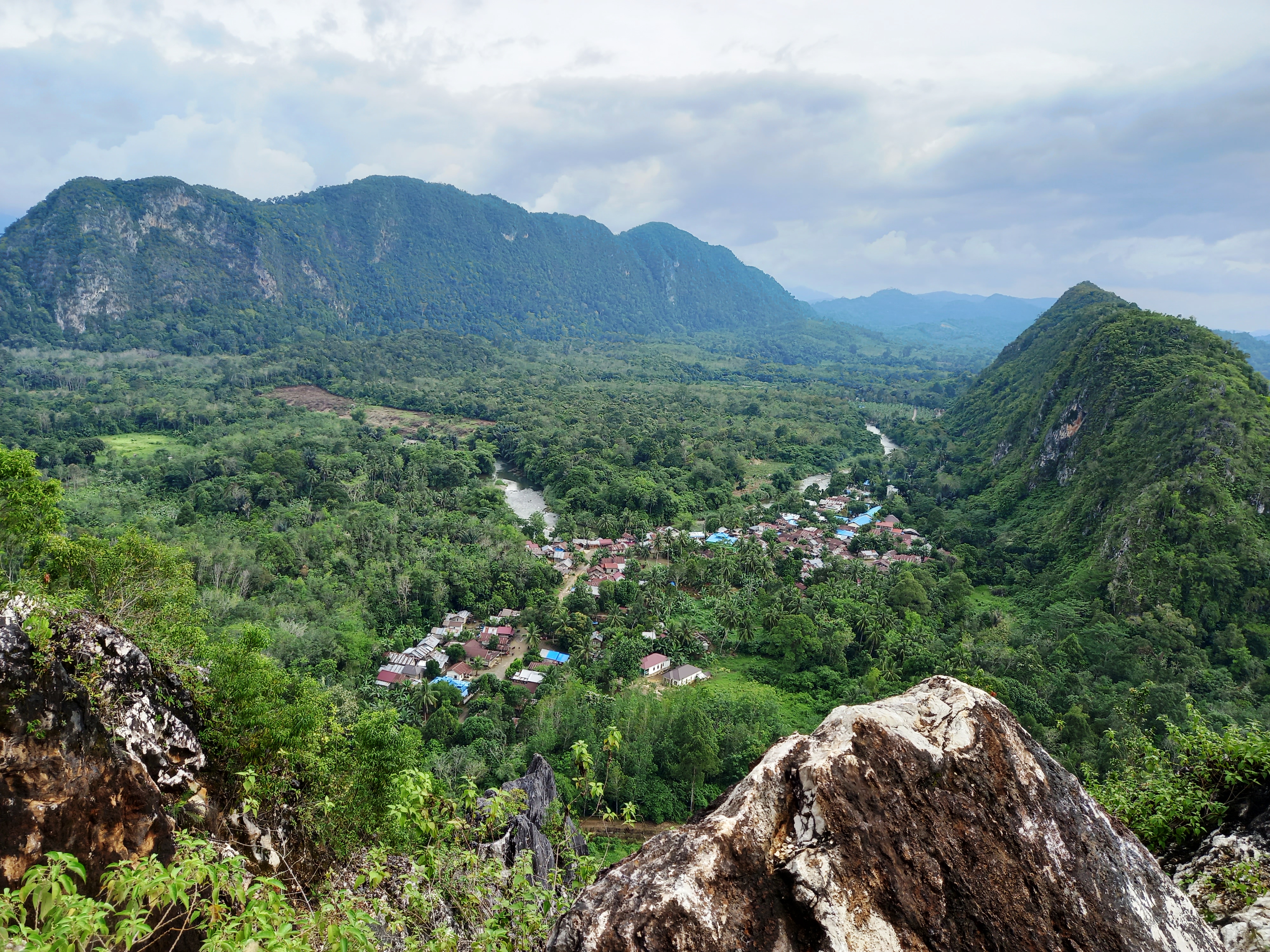 Gunung Rindang puncak perbukitan karst di Pegunungan Meratus, Kalsel.