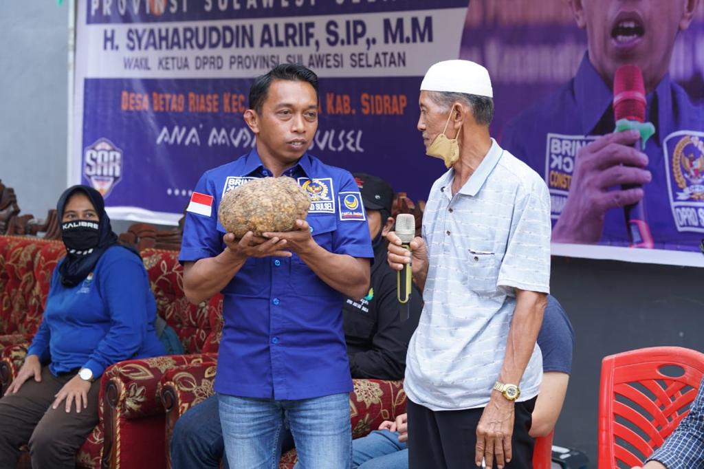 Syaharuddin Raih Lencana Adhi Bhakti Tani Nelayan Utama